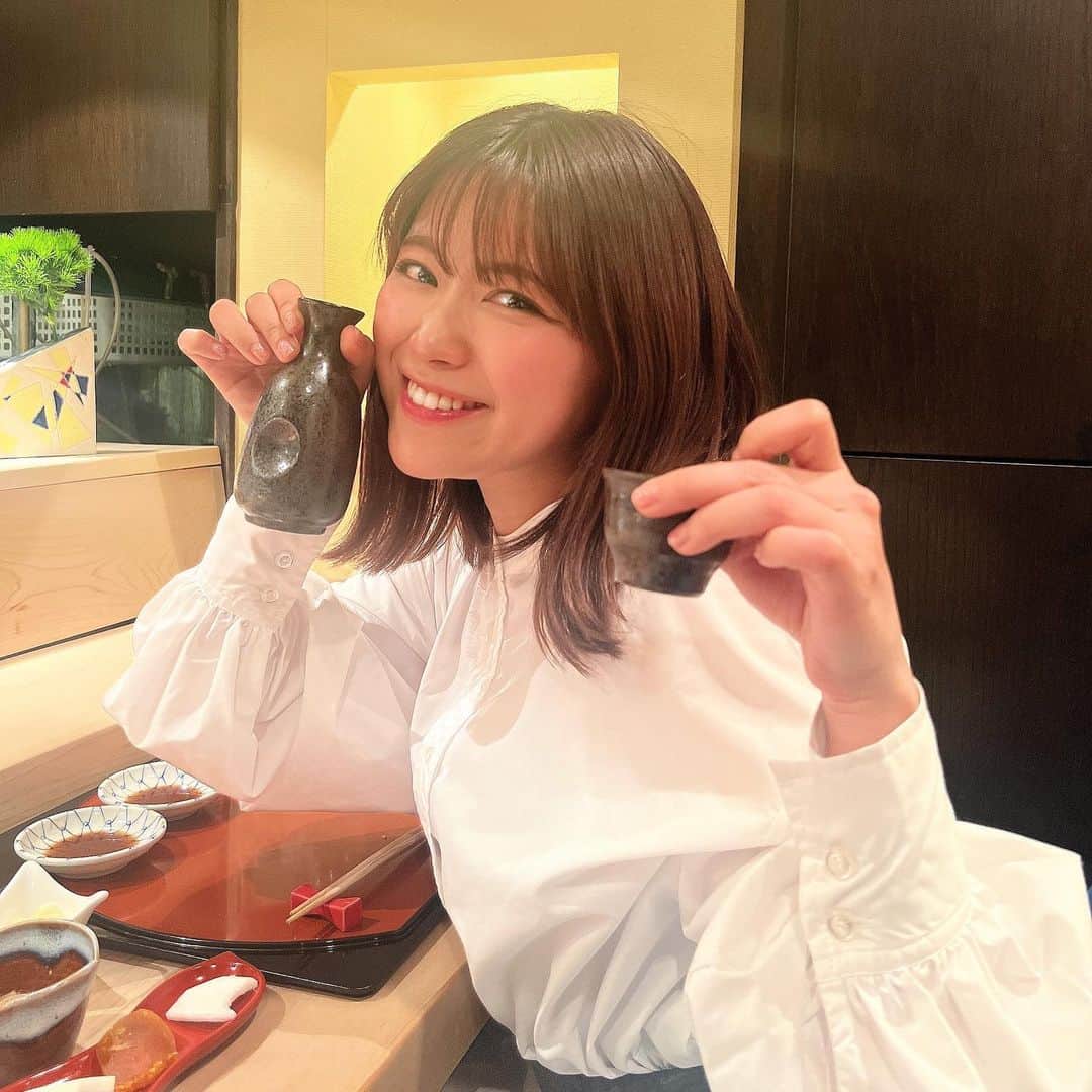 山内鈴蘭さんのインスタグラム写真 - (山内鈴蘭Instagram)「パパと日本酒で一杯する夜…☺️🍶  お父さんの行きつけ【田吾作】 夫婦でやっているお鮨屋さん！  鈴蘭ちゃんいつも観てるよ！ って言ってくれるお店のお母さん🥺💓  こうやって言ってくれる方々のために私はお仕事してるんだって凄く感じる一日でした🥰  【車海老の塩焼き】 がおいしすぎて、1人で4本🥹  車海老の質が良く、プリップリで大きくて！本当に美味しいの🥺🥺🥺  パパと一緒に飲める幸せ！ ありがとうって本当に思うよ🥰🥰  #新小岩 #新小岩グルメ #田吾作 #お鮨  #車海老 #車海老の塩焼き #親子 #親子飲み #家族 #家族ご飯 #新小岩飲み #お父さん #日本酒 #お鮨大好き #熱燗 #グルメ  #グルメ女子 #グルメ好きな人と繋がりたい #グルメスタグラム #ゴルフ女子 #ゴルフ好きな人と繋がりたい」2月27日 21時21分 - xxsuzuranxx