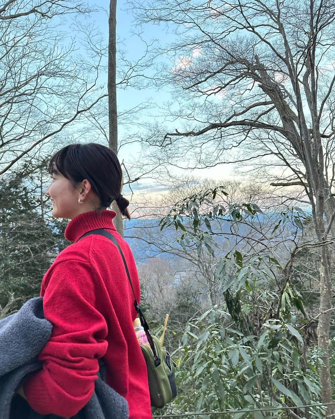 柚月瀬那さんのインスタグラム写真 - (柚月瀬那Instagram)「First time hiking Mt.Takao ⛰️ 超久々のハイキングなのに4pmから登り始める20代前半2人結構やらかしてたんですが、行きしなにお餅食べれて嬉しかったです！ ずっと歩いて上まで登って斜面キツすぎて「帰りはリフト乗って帰ろ〜!」とか言ってましたがリフトは16時が最終便だったみたいで真っ暗の中携帯ライトで照らして歩いて帰ったのもいい思い出🗿 しほにゃんだから楽しかった❗️帰りめっちゃ怖かったけどお互い励まして懐メロで降り切れた👍💪🏻」2月27日 21時39分 - iam13dearu