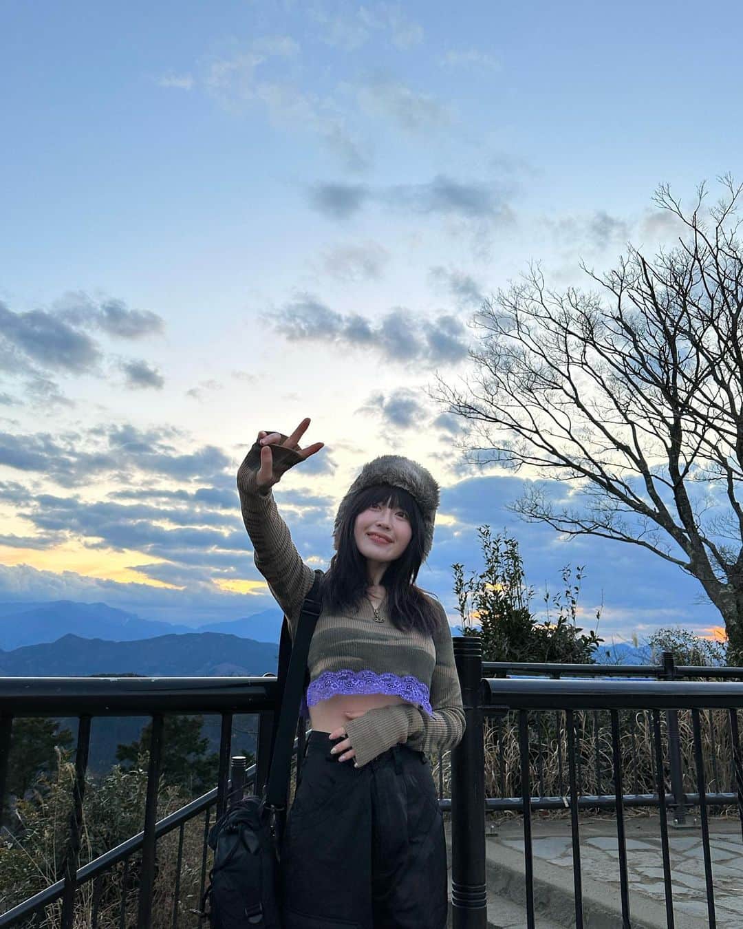 柚月瀬那さんのインスタグラム写真 - (柚月瀬那Instagram)「First time hiking Mt.Takao ⛰️ 超久々のハイキングなのに4pmから登り始める20代前半2人結構やらかしてたんですが、行きしなにお餅食べれて嬉しかったです！ ずっと歩いて上まで登って斜面キツすぎて「帰りはリフト乗って帰ろ〜!」とか言ってましたがリフトは16時が最終便だったみたいで真っ暗の中携帯ライトで照らして歩いて帰ったのもいい思い出🗿 しほにゃんだから楽しかった❗️帰りめっちゃ怖かったけどお互い励まして懐メロで降り切れた👍💪🏻」2月27日 21時39分 - iam13dearu