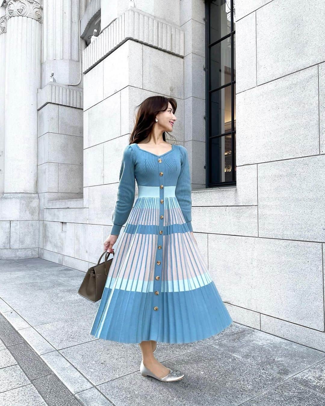 Manaさんのインスタグラム写真 - (ManaInstagram)「💙𝑩𝒍𝒖𝒆 𝒐𝒇 𝒔𝒑𝒓𝒊𝒏𝒈💐 いつのまにか気持ちは春へ向かってます☺️ ⁡ 歩くたびに揺れるスカートの プリーツが可愛いワンピース♡ᐝ ⁡ しれっと髪も10cmカットで軽くして 春モードにアップデート完了😚💕💕 ⁡ ⁡ Dress：#emiriawiz #エミリアウィズ Pumps：#manoloblahnik #マノロブラニク Bag：#hermes #エルメス ⁡ ⁡ ⁡ ⁡ ⁡ #bluestyle #simplestyle #きれいめコーデ #上品コーデ #シンプルコーデ #ワンピースコーデ #ブルーコーデ #水色コーデ #大人コーデ #ニットワンピース #ニットワンピ #春ニット #マノロブラニクハンギシ #バーキンセリエ #バーキン #バーキン25 #hermesbirkin #birkin25 #birkinsellier #春コーディネート #春服コーデ」2月27日 21時46分 - mana.tcy
