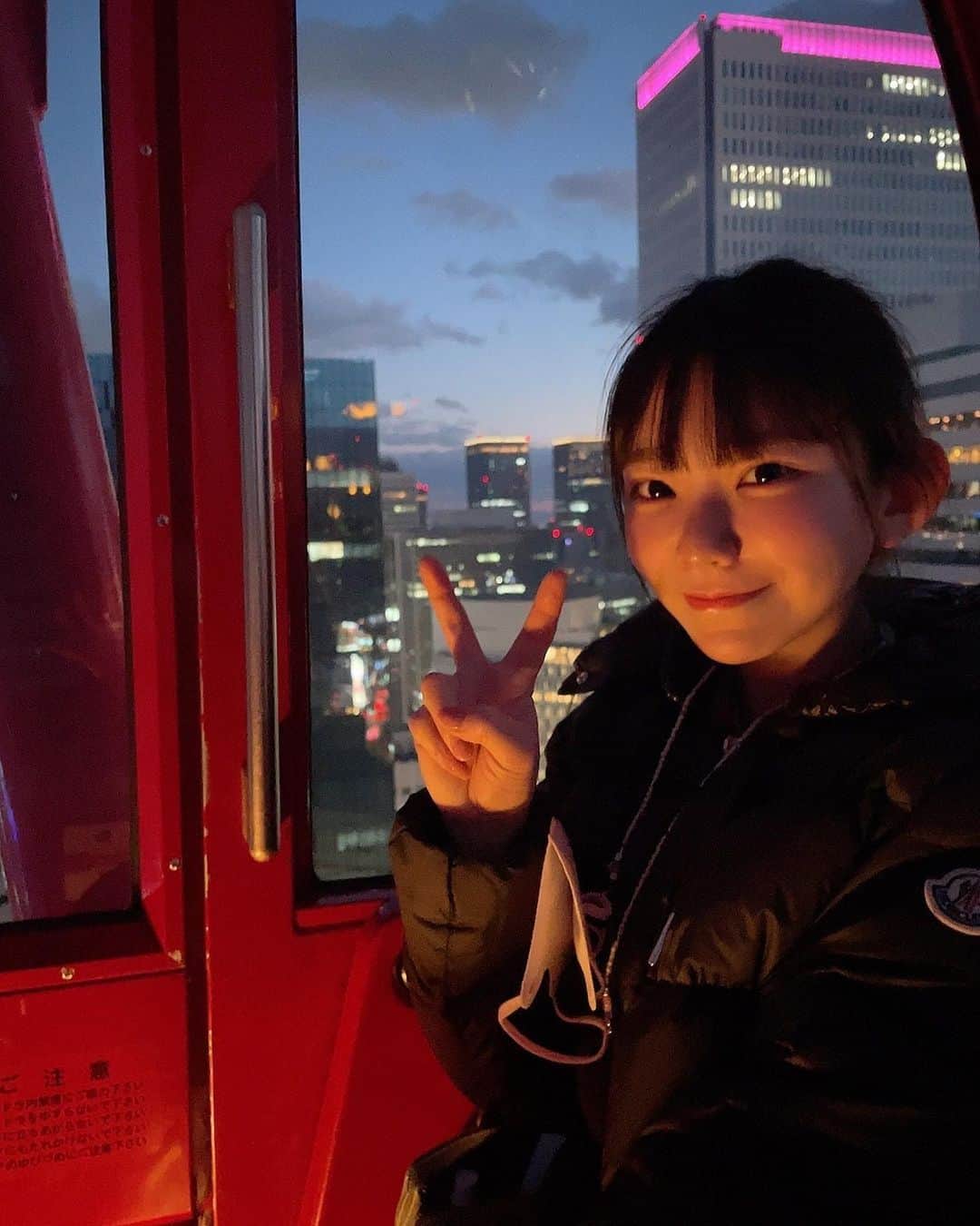 長澤茉里奈さんのインスタグラム写真 - (長澤茉里奈Instagram)「大阪で観覧車🎡 怖くてちゃんと笑えてない😳笑 おやすみなさい🐈🐈✨」2月27日 22時40分 - marinanagasawa1008