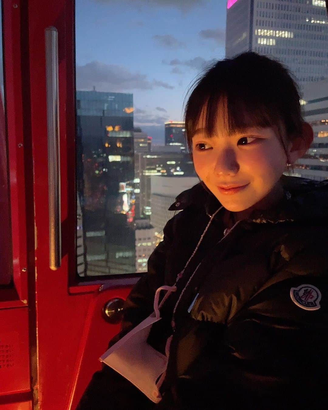 長澤茉里奈さんのインスタグラム写真 - (長澤茉里奈Instagram)「大阪で観覧車🎡 怖くてちゃんと笑えてない😳笑 おやすみなさい🐈🐈✨」2月27日 22時40分 - marinanagasawa1008