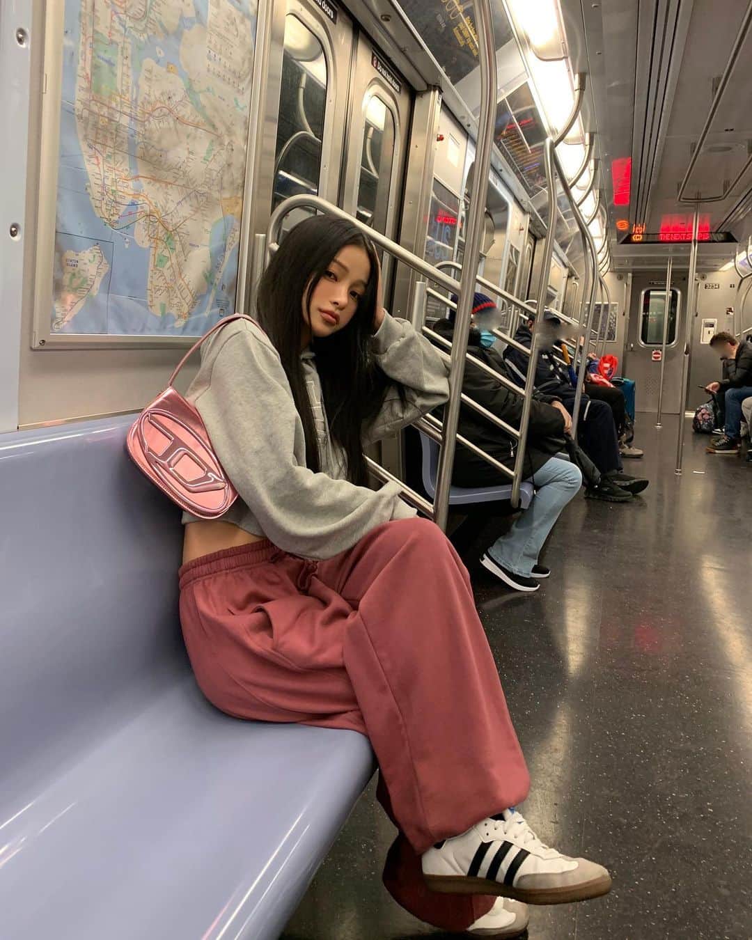 カン・ギョンミンさんのインスタグラム写真 - (カン・ギョンミンInstagram)「뉴욕 지하철 바이브」2月27日 23時08分 - kkmmmkk