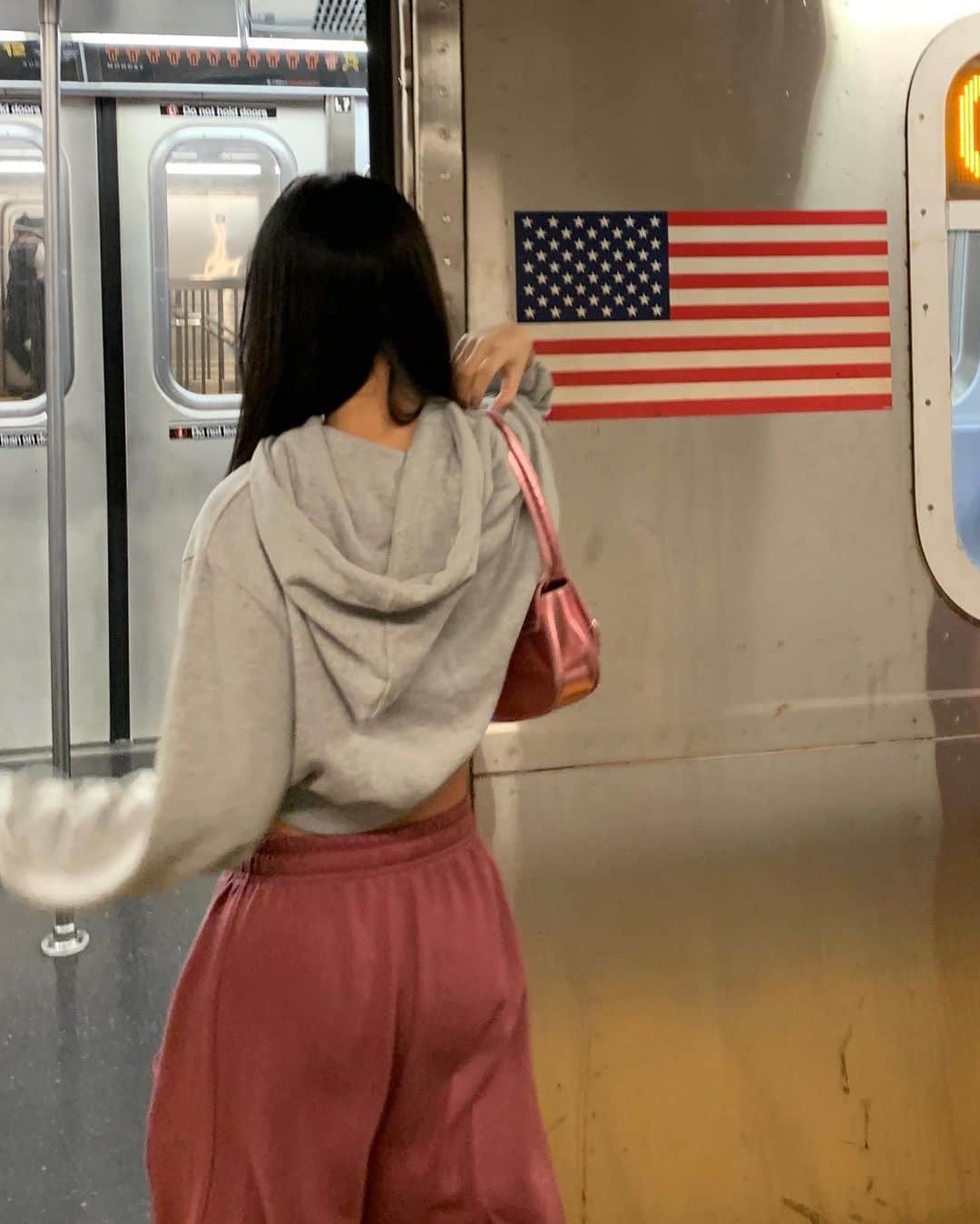 カン・ギョンミンさんのインスタグラム写真 - (カン・ギョンミンInstagram)「뉴욕 지하철 바이브」2月27日 23時08分 - kkmmmkk