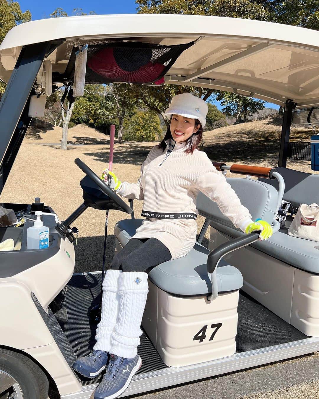 庄司ゆうこさんのインスタグラム写真 - (庄司ゆうこInstagram)「みどりちゃんとゴルフ⛳️✨ みどりちゃんは今、私が業務委託で働いている会社 @dearlife_agency でも働いてくれていて、今週末にディアライフのゴルフコンペがあるので2人でコソ練してました🤣 今日みたいな調子でコンペ大丈夫かしら、、笑 ちなみに今月半ばに開催されるポジティブスターヨガのゴルフコンペにもみどりちゃん来てくれるし、あと4回くらい一緒に行く約束してる☺️❤️ そして最後の写真は誕生日プレゼントにフェラガモのカチューシャ頂きました🥰 リボン付いてて可愛すぎる❣️ 私のインスタを遡って見て真剣に選んでくれたらしい😭 嬉しすぎる❣️本当にありがとう🥰 #ゴルフ#ゴルフ女子#ゴルフウェア#ジュンロペ#ゴルフ好きな人と繋がりたい#ゴルフコーデ #ザカントリークラブジャパン#エンジョイゴルフ#コソ練#ゴルフ大好き#ゴルフ日和」2月27日 23時14分 - yuko.shoji