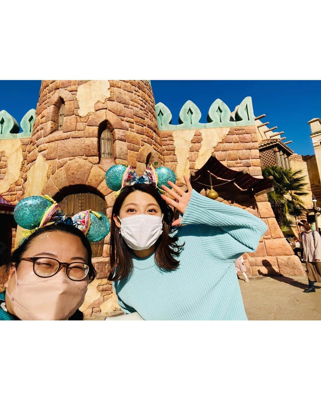 上村彩子さんのインスタグラム写真 - (上村彩子Instagram)「. . ディズニー大好きなサンジャポジャーナリスト、 宮内さんと行ってきました🧞‍♂️💫  快晴で気持ちよかった〜  #サンジャポ #サンデージャポン #宮内さんの最推しプリンセスはジャスミン #正座して見つめる宮内さん #tokyodisneysea」2月28日 11時39分 - saekokamimura