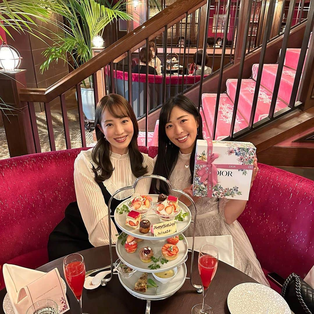 小澤美奈瀬さんのインスタグラム写真 - (小澤美奈瀬Instagram)「あやちゃんとアフタヌーンティー🫖💕 お久しぶりに会えてすごく嬉しかったです😍私のお誕生日会もしてくださって、プレゼントも本当にありがとうございます😭💕欲しかったヘアブラシも頂いちゃって…大切に使います🥰いつもたくさん考えて選んでくださって嬉しすぎます🥺💖 たくさんお話ができて嬉しかったですし、スイーツ達も美味しくて満足でした😍🌸可愛いあやちゃんに癒されたお時間を過ごして私も美意識を高めていきたいと思いました🥰あやちゃんまた早く会いたいです〜っ🥰💕  #アフタヌーンティー #ヌン活  #お誕生日  #dior #refa  #ゴルフ #小澤美奈瀬」2月28日 19時12分 - i_am_minase