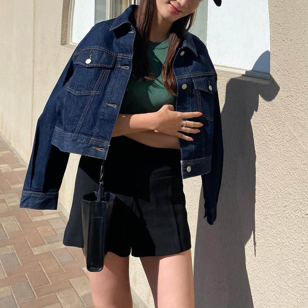 Nagiさんのインスタグラム写真 - (NagiInstagram)「最近気付いた グリーンに目が行くことを  このトップスも何色にしようかなぁっと見てたら この色にしか目がいかなかった🫣  ピンクの時はピンクばっかり目が行くけど 今はグリーンなんだろね🤭  基本、白黒ばっかりだけど  ちなみにこのトップスUVカット加工されてるみたい✨  @kobe_lettuce の✨  カーディガンも見てみよ  outer. #gu tops. #kobelettuce  bottom. #zara 昔の shoes. #bottegaveneta   . . #tcode#ootd#outfit#fashion#コーデ#ファッション#カジュアル#大人カジュアル#カジュアルコーデ#プチプラ#プチプラコーデ」2月28日 19時45分 - nagina001