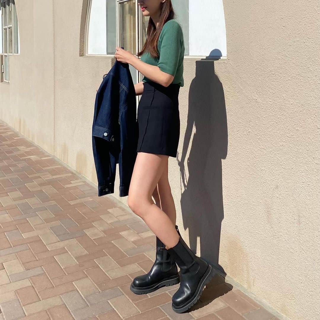 Nagiさんのインスタグラム写真 - (NagiInstagram)「最近気付いた グリーンに目が行くことを  このトップスも何色にしようかなぁっと見てたら この色にしか目がいかなかった🫣  ピンクの時はピンクばっかり目が行くけど 今はグリーンなんだろね🤭  基本、白黒ばっかりだけど  ちなみにこのトップスUVカット加工されてるみたい✨  @kobe_lettuce の✨  カーディガンも見てみよ  outer. #gu tops. #kobelettuce  bottom. #zara 昔の shoes. #bottegaveneta   . . #tcode#ootd#outfit#fashion#コーデ#ファッション#カジュアル#大人カジュアル#カジュアルコーデ#プチプラ#プチプラコーデ」2月28日 19時45分 - nagina001