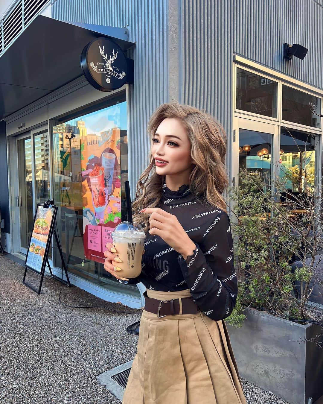 藤木そらさんのインスタグラム写真 - (藤木そらInstagram)「. . I went on a business trip to Nagoya 😝!! ️It was really fun♡‿(･×･)‿♡I want to go again next month👶🧡 . .名古屋出張行ってきました🚗 ³₃❣️名古屋の人たちは暖かいなぁ🥰💞ご飯も美味しゅうᰔᩚᰔᩚ . .ストーリーに名古屋のおすすめサウナやカフェを紹介してるからみてね😘💓💓 . . .トップスとスカート @loveme_by_ababueno 🌟春服かわいいなぁ(૭ ᐕ)૭💓💓 . .ヘア @lapis_satsuki  .マツエク @dot1101_ginza  . . . . . . . . . .#名古屋カフェ #名古屋グルメ #名古屋観光 #名古屋旅行 #カフェ好きな人と繋がりたい #ギャル #ギャルコーデ #ギャルママ #生脚」2月28日 19時50分 - sorafujiki