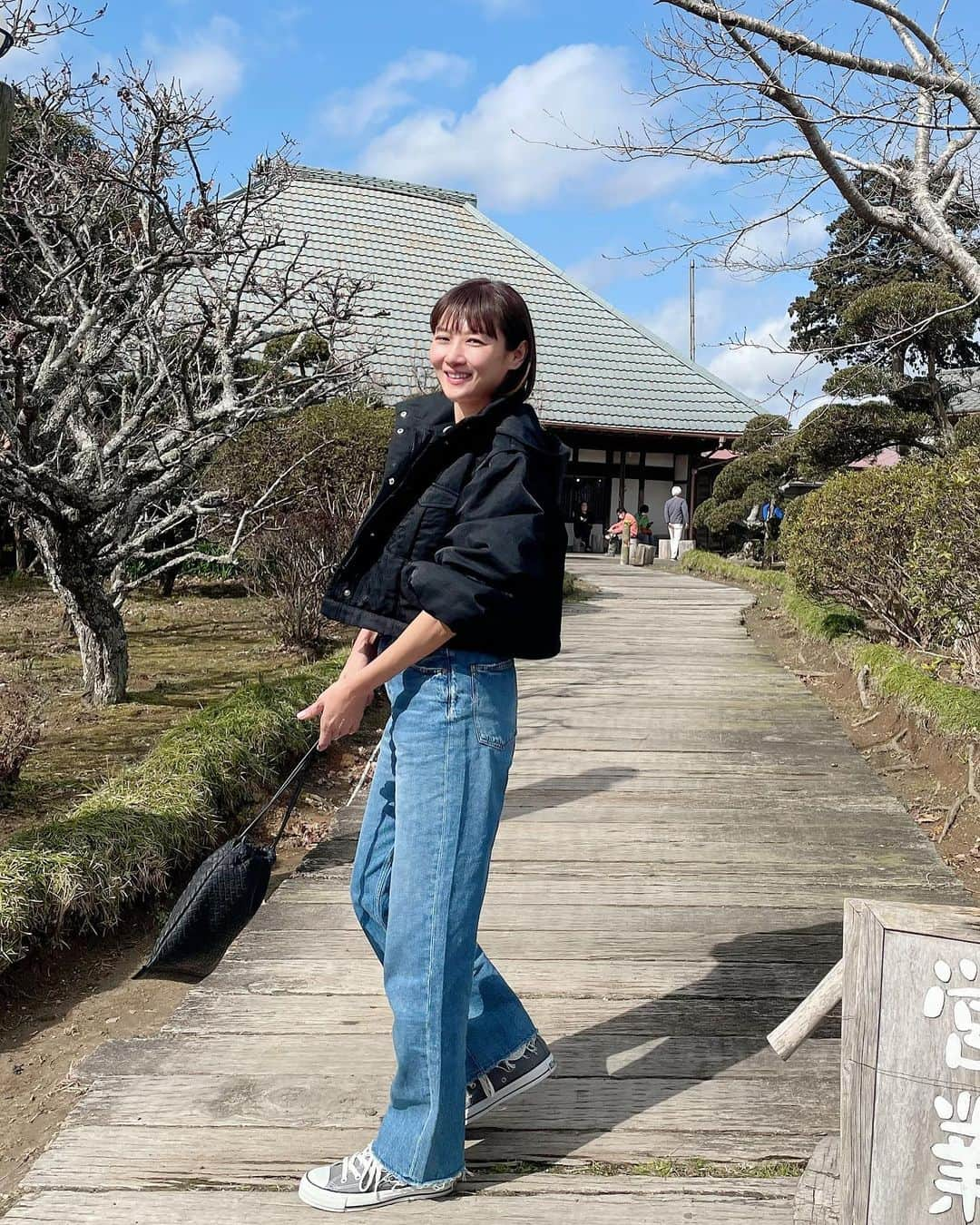 藤崎奈々子さんのインスタグラム写真 - (藤崎奈々子Instagram)「最近だいぶ気温が暖かくなってきたので @mecre_official のコートを短くして着てみました(長いバージョンは11個.25個前の投稿) ・ このコート、もの凄い優れもので ロングコート、ショートコート ロングジレ、ショートジレ フードあり、フードなし とチャックで取り外しができるので 色んな季節やシーンに着回しができてとても便利！ 薄く見えるけど、冬でも暖かく着れたので長い期間使えるよ 最近はショートコートが好きだけど トレンチの上にジレとして着てみるのも素敵だなぁと思ってます♡ ・ #mecre #コートコーデ #ロングコートコーデ #ショートコート #redcard #hvfn」2月28日 19時55分 - nanakofujisaki