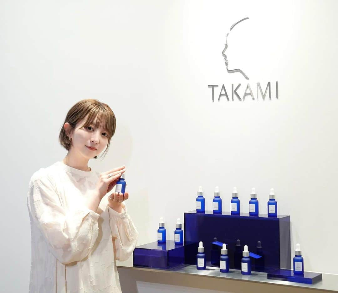 ゆ い りさんのインスタグラム写真 - (ゆ い りInstagram)「お肌のこと、勉強してきました🪄🪞  @takami.skinpeel のイベントへ🧴 超美肌の美容家、神崎恵さん @megumi_kanzaki さんのトークセッションに、タカミスキンピールを実際に試せる泡体験や角質の状態チェックなど、勉強になってすっごく楽しかった〜🤍 ㅤ いつも『肌』やとおもって見えている部分は 肌表面の角質なのだそう🥹 肌がきれい=角質の状態が良い、ということ 🍃𓍯 ㅤ 角質層は肌の一番外側にあるので、 お肌をいい状態に保つためにも 丁寧に育むことがとても大事らしい🥹👌🏻 古い角質は全部取らなきゃダメ！って思ってたのは 偏見やったって初めて知りました🥹 ㅤ 角質ペーパーの体験では、 少し擦るだけですぐに破れてしまって🥲 破れないくらいの柔らかいタッチで触れることで摩擦を減らして肌負担も減るそう。もっと優しく肌を労ろうと思いました🥹🤍  #タカミ #タカミスキンピール #角質美容 #PR」2月28日 20時47分 - pamyuiri