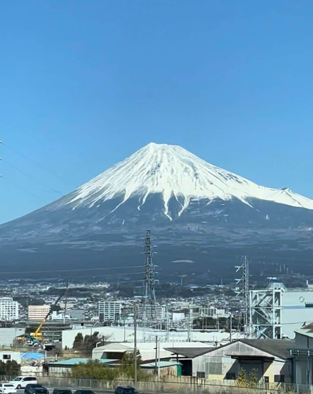 山本紗衣さんのインスタグラム写真 - (山本紗衣Instagram)「✳︎ お久しぶりの東京🚄 帰りに少し事務所に寄って私服撮影して頂いたので オフショット載せちゃいます！👀 ついでに凄く綺麗に見えた富士山も🗻 ・ ・ ・ #オスカープロモーション #撮影 #オフショット #ホワイトコーデ #オフショル #肩出し #fashion #モデル #model #15歳 #07 #ljc #山本紗衣」2月28日 20時47分 - sai_ymmt