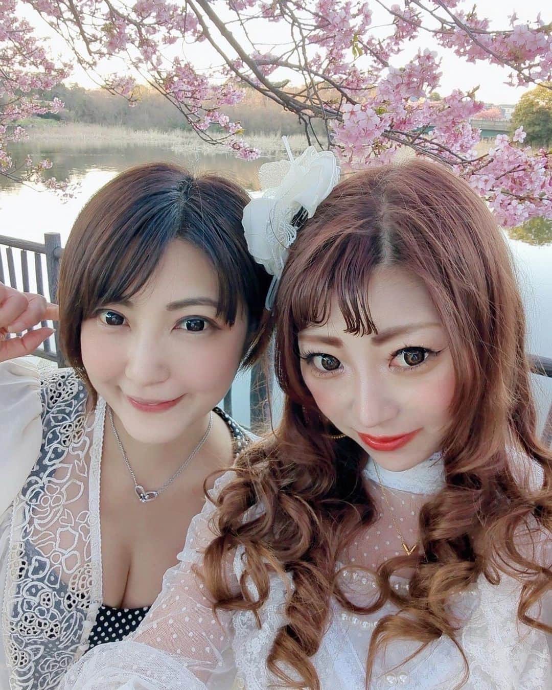 今村知可さんのインスタグラム写真 - (今村知可Instagram)「日曜日はななぴょんと河津桜撮影会だったぁ❣️ やっぱりななぴょんといると元気がでるー❣️  そしてそして❣️ななぴょん本日お誕生日🎂 本当におめでとう🎈🍾 これからも仲良しでいてね❣️  #仲良し #河津桜 #河津桜🌸 #桜 #三浦海岸 #レースクイーン #model #japanesegirl #asianmodel #asiagirl #smile #撮影会 #被写体になります #撮影会の女神さま #カメラマンさんと繋がりたい #カメラ好きな人と繋がりたい #instagood #insta #followforfollowback #フォロワー募集中」2月28日 20時59分 - chikalanguage