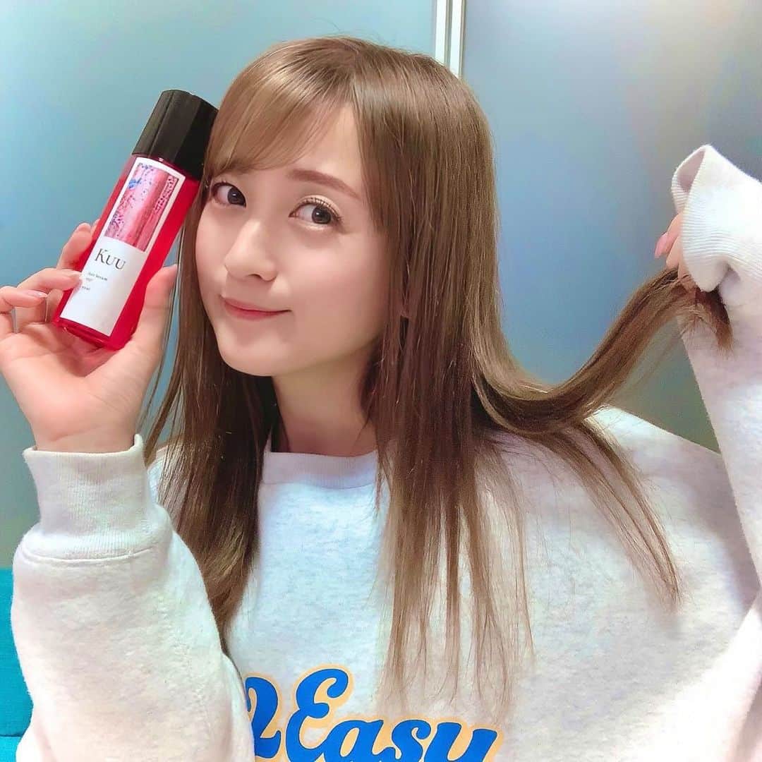 小松彩夏さんのインスタグラム写真 - (小松彩夏Instagram)「⁡ 髪が伸びてきた✨ ⁡ 髪が長くなってくるとヘアケアに これまで以上に力をいれなくてはなりません😜 ⁡ そこで @kuu_shop_official の ヘアセラムオイルを追加投入❣️ ⁡ タオルドライの後に毛先から中間につけて 馴染ませるとしっとりサラサラに✨ ⁡ まとめ髪するときはスタイリング剤としても使用すると、髪の毛がまとまりやすくなるのでオススメ😎 ⁡ 香りもいいので癒されます🌿 ⁡ まだまだ乾燥する季節なので、お肌も髪の毛も保湿ケアをしっかりして乗り切りたいですね⛄️ ⁡ #kuu #kuuaquafreeseries #濃密ヘアセラム #supported #水が入ってない #水で薄めていない」2月28日 21時01分 - official_ayaka_502