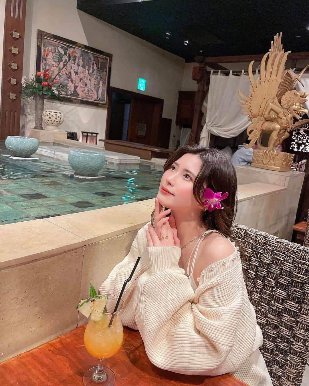 伊藤奈月さんのインスタグラム写真 - (伊藤奈月Instagram)「⁡ バリへ🏝️🌞 ではなく、、新宿野村ビルにある 𝘉𝘈𝘓𝘐 𝘓𝘢𝘟 𝘛𝘏𝘌 𝘎𝘈𝘙𝘋𝘌𝘕へ🍽 ⁡ 入り口から 店内全て ゴージャスで 驚いた〜🫣 ⁡ お料理は 店員さんおすすめの " 牛ホホのルンダン " 🐃 お肉が ほろっほろに柔らかくて、 ココナッツミルクのルーが 癖なく日本人好みで と〜っても美味しかった🤤🥥 ⁡ 店内が 華やかなだけあって、 パーティーとかも行えるみたいよ〜 わたしが行った日は 女子会も 何組か行われてた☺️🌷 ⁡ ⁡ また 新宿野村ビルでは、 写真投稿キャンペーンを実施中とのこと📸 ぜひ 新宿野村ビルへ行ってみて 参加してみてね〜👀🫶🏻 詳細はキャンペーンアカウント( @2023snb_photo)へ ⁡ ⁡ #balilaxthegarden  #バリラックスザガーデン #バリ  #バリ料理  #アジア料理 #夜景  #景色  #高層ビル #新宿  #新宿野村ビル  #PR」2月28日 21時05分 - naachan__