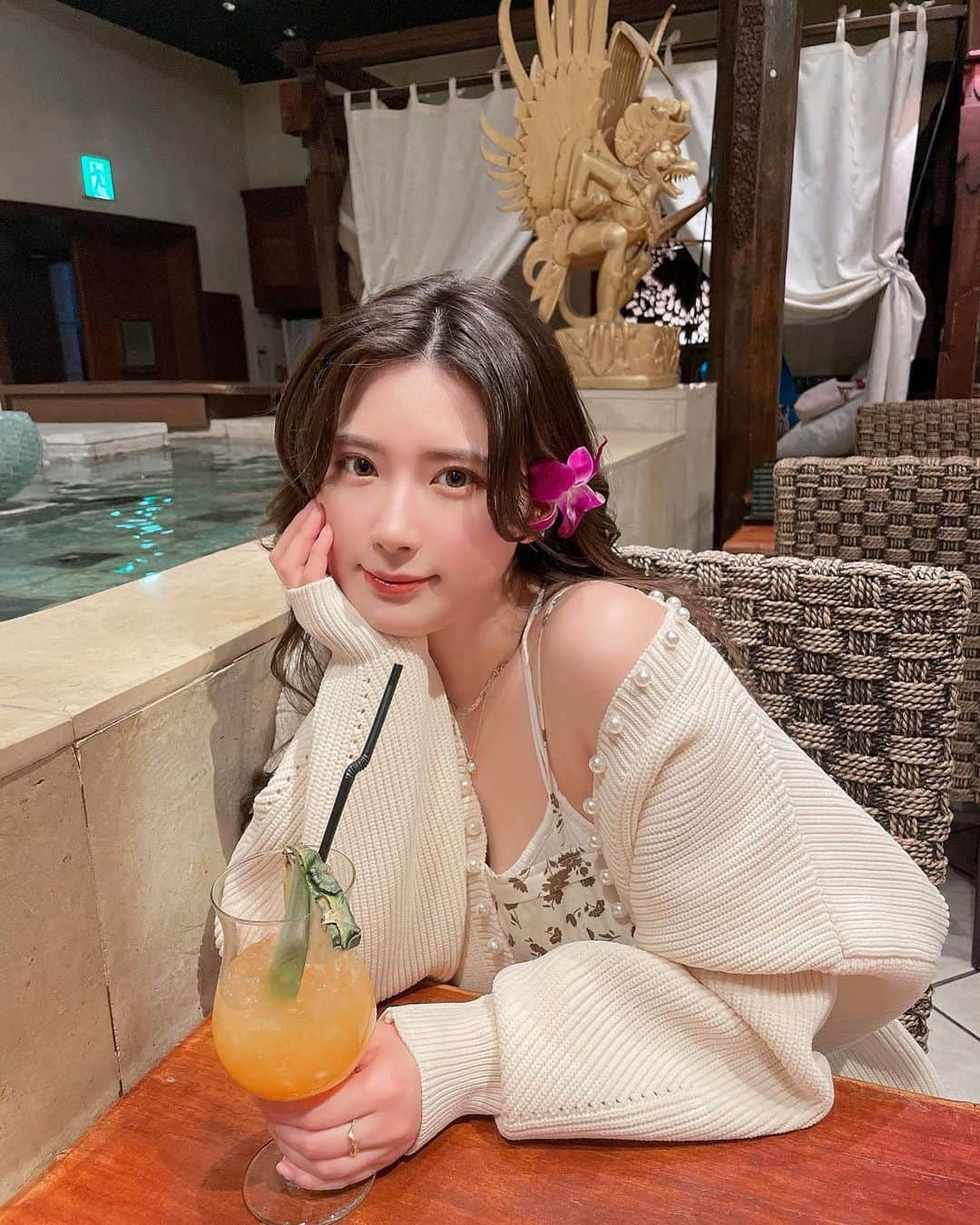 伊藤奈月さんのインスタグラム写真 - (伊藤奈月Instagram)「⁡ バリへ🏝️🌞 ではなく、、新宿野村ビルにある 𝘉𝘈𝘓𝘐 𝘓𝘢𝘟 𝘛𝘏𝘌 𝘎𝘈𝘙𝘋𝘌𝘕へ🍽 ⁡ 入り口から 店内全て ゴージャスで 驚いた〜🫣 ⁡ お料理は 店員さんおすすめの " 牛ホホのルンダン " 🐃 お肉が ほろっほろに柔らかくて、 ココナッツミルクのルーが 癖なく日本人好みで と〜っても美味しかった🤤🥥 ⁡ 店内が 華やかなだけあって、 パーティーとかも行えるみたいよ〜 わたしが行った日は 女子会も 何組か行われてた☺️🌷 ⁡ ⁡ また 新宿野村ビルでは、 写真投稿キャンペーンを実施中とのこと📸 ぜひ 新宿野村ビルへ行ってみて 参加してみてね〜👀🫶🏻 詳細はキャンペーンアカウント( @2023snb_photo)へ ⁡ ⁡ #balilaxthegarden  #バリラックスザガーデン #バリ  #バリ料理  #アジア料理 #夜景  #景色  #高層ビル #新宿  #新宿野村ビル  #PR」2月28日 21時05分 - naachan__