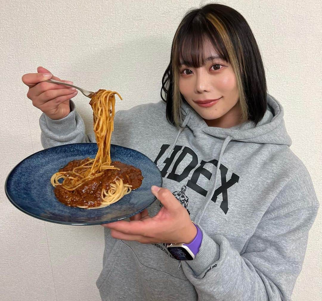 櫻井美沙季さんのインスタグラム写真 - (櫻井美沙季Instagram)「オフシーズン、食べることもめいっぱい楽しむのがわたしですが、 何も考えずに食べているとたんぱく質や食物繊維が不足しがち💭😭  @zenb_japan さんのzenbヌードルは、えんどう豆で出来ている麺です🍜🍝✨  ヘルシー思考な麺類にありがちなモサモサ食感も、独特な匂いもなくて食べやすいです🫶✨  お鍋で茹でても良いですし、 耐熱容器に入れてレンジでチン！でも美味しく頂けます🤤✨  わたしはパスタ🍝で食べるのが好きなのですが、ラーメンや焼きそばアレンジもできます🫡✨  #roadtoolympia #training #bodymake #bodybuilding #fitness  #fitnessbikini #bodyfitness #physique #figure #womansphysique #gym #contest #posing #holiday #instagood  #protein #workout #trainingroutines #positivevibes #photooftheday #igers #fitlife #me #swag」2月28日 21時41分 - misamisa_ifbb_figure_pro