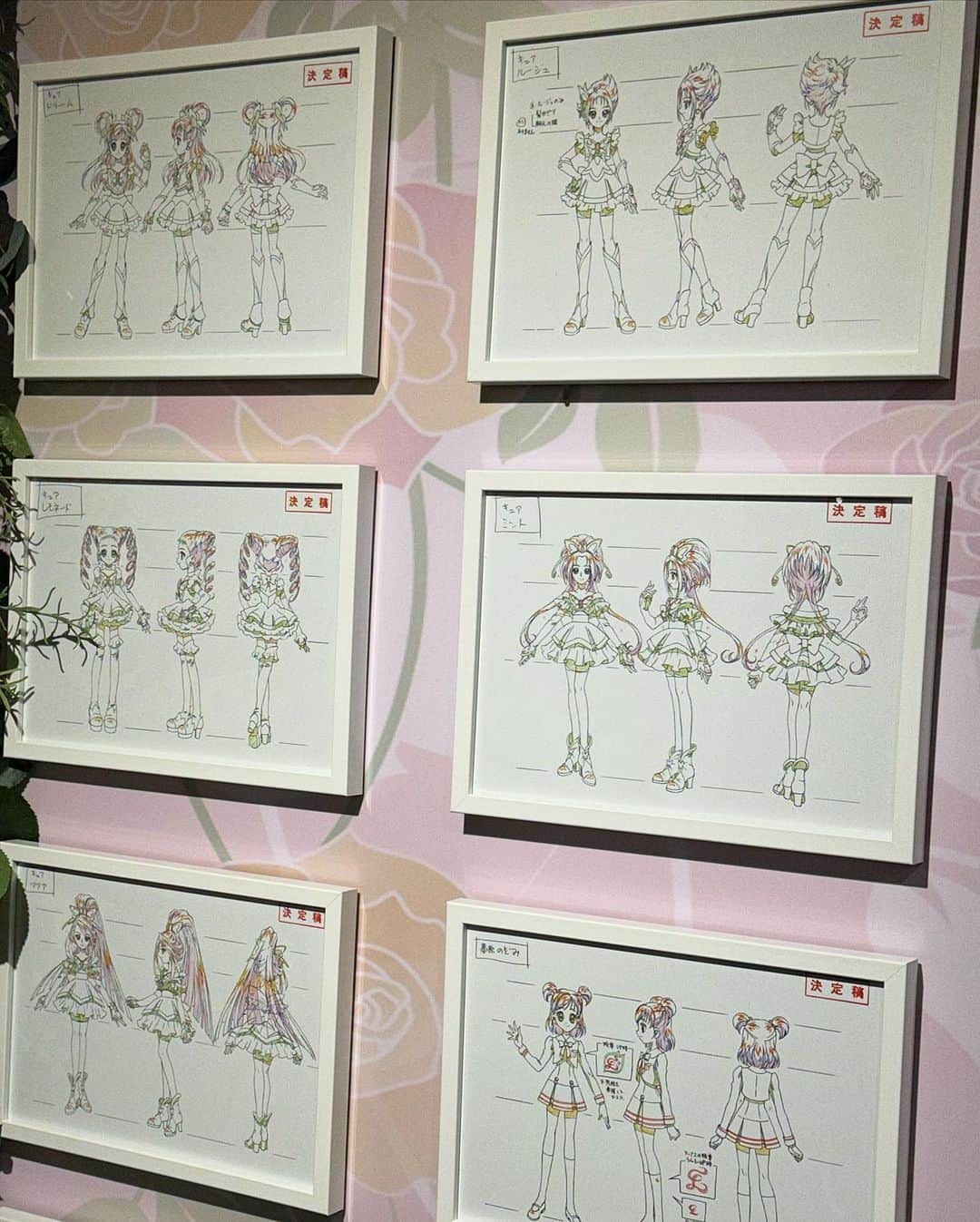 うじたまいさんのインスタグラム写真 - (うじたまいInstagram)「本当に素敵だったプリキュア展の余韻書きます。❤︎  小学生高学年になるにつれて周りの友達がドラマをみだしプリキュアは"子供っぽい"と離れていく中で、見続けた。  展示最後、辻愛沙子 @ai1124arca さんの文章で そのわたしの過去が救われた気がした。 首がもげるほど共感しました。  もちろん詳しくない世代のプリキュア達もいるけれど、そのプリキュアも 誰かにとっては唯一無二のガールズヒーローだったんだろうなぁとか。  年1で変わるプリキュアに 変わらないでー！と願ったのはわたしだけじゃないはずだけど 世の中に寄り添う新しいプリキュアちゃんたちが生まれることは新しい世代への可能性だって思ったよ。  初代ほのかを観て理科のモチベ高かったなぁとか 憧れたのはピンクだけど、結局1番好きなのはあざとイエローだったなぁとか 色んなものを知れた気がしてとても楽しかったです  残り少なかったグッズも手に入れられてまんぞく！！  会期が短すぎて！一回しか行けなかったのは悔しかったんだけども！！！！ 東京は終わっちゃったけど、大阪/名古屋でもやるみたいなのでそちらの方はぜひ行ってみてね✌️  #全プリキュア展 #プリキュア展 #fyp」3月1日 0時06分 - ujitama0