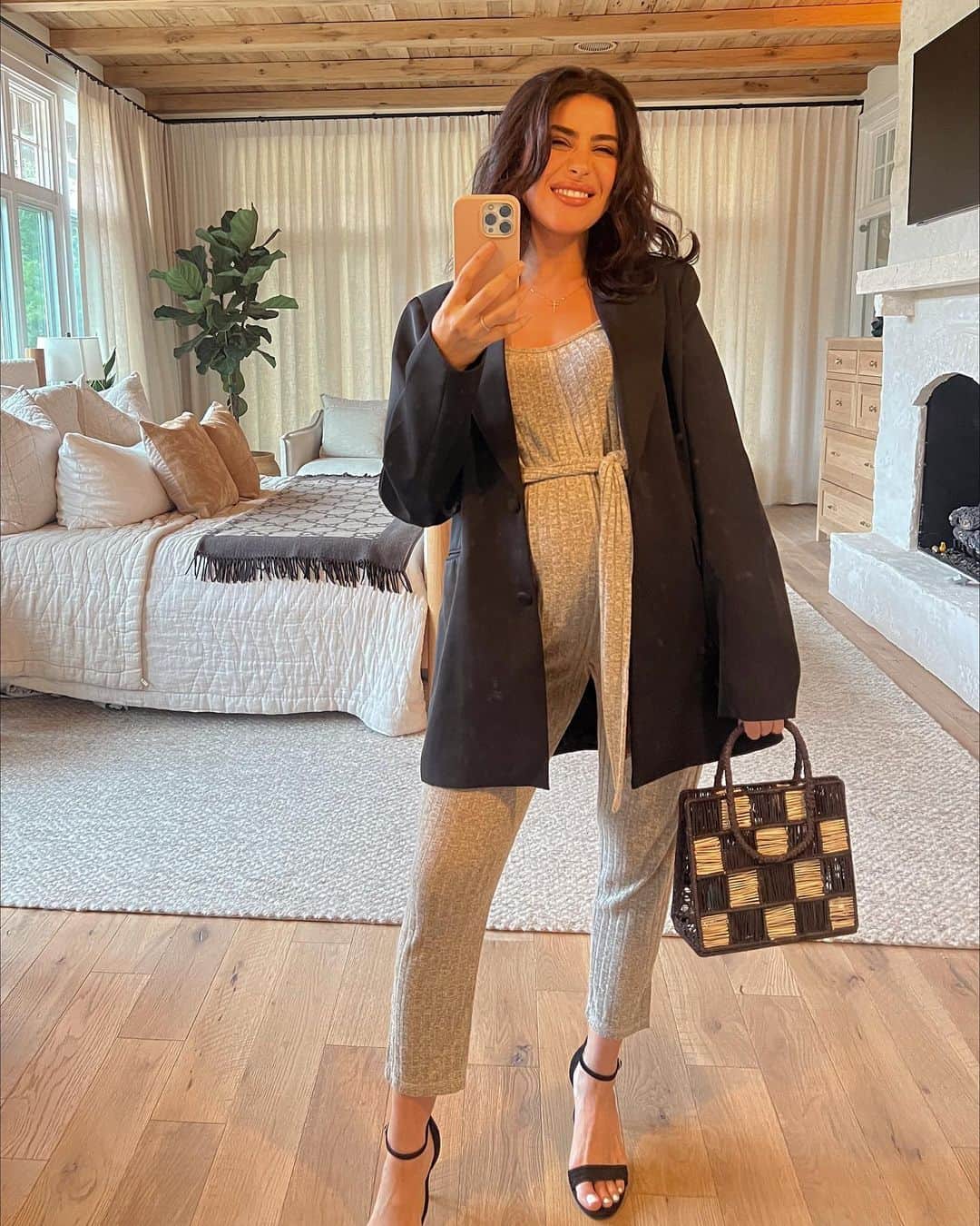 Sazan Hendrixさんのインスタグラム写真 - (Sazan HendrixInstagram)「My pregnancy uniform has officially entered the chat 😜  • loose layers / button ups • bumpsuits in every color  • wrap dresses  • extra boob support  • comfy shoes   Some day, I’ll be reunited with my crop tops and denim, but for now I’m embracing this growing bump. Would love to know from some of you what other amazing brands I should check out that fit my cute/comfy/minimal vibes uniform! 🫶🏽 #22weekspregnant #bumpstyle #motherhood」3月1日 2時21分 - sazan