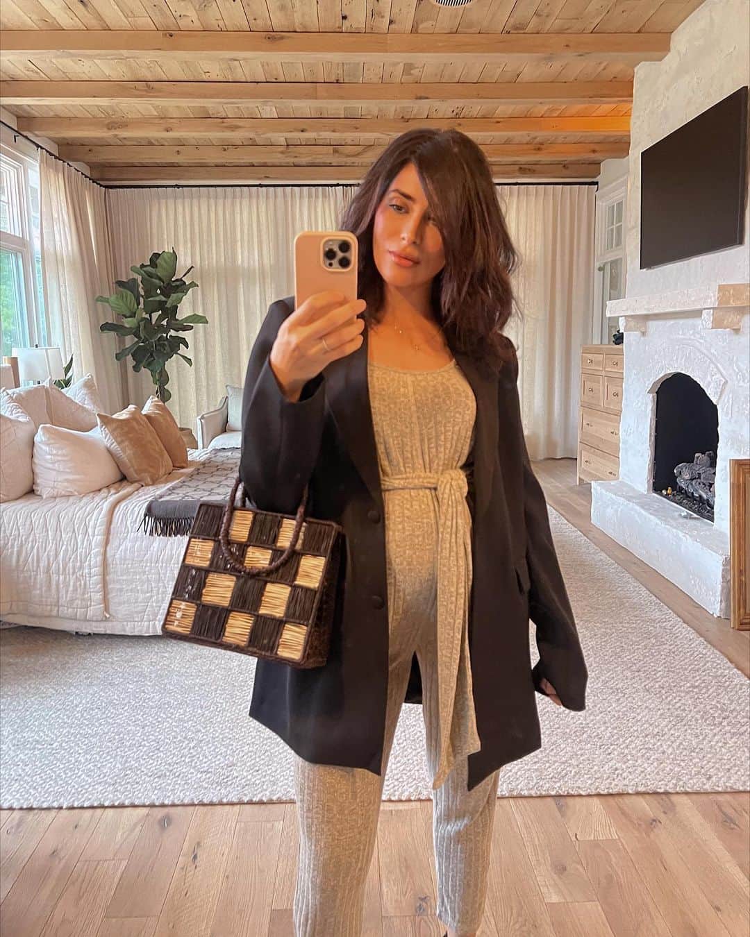 Sazan Hendrixさんのインスタグラム写真 - (Sazan HendrixInstagram)「My pregnancy uniform has officially entered the chat 😜  • loose layers / button ups • bumpsuits in every color  • wrap dresses  • extra boob support  • comfy shoes   Some day, I’ll be reunited with my crop tops and denim, but for now I’m embracing this growing bump. Would love to know from some of you what other amazing brands I should check out that fit my cute/comfy/minimal vibes uniform! 🫶🏽 #22weekspregnant #bumpstyle #motherhood」3月1日 2時21分 - sazan