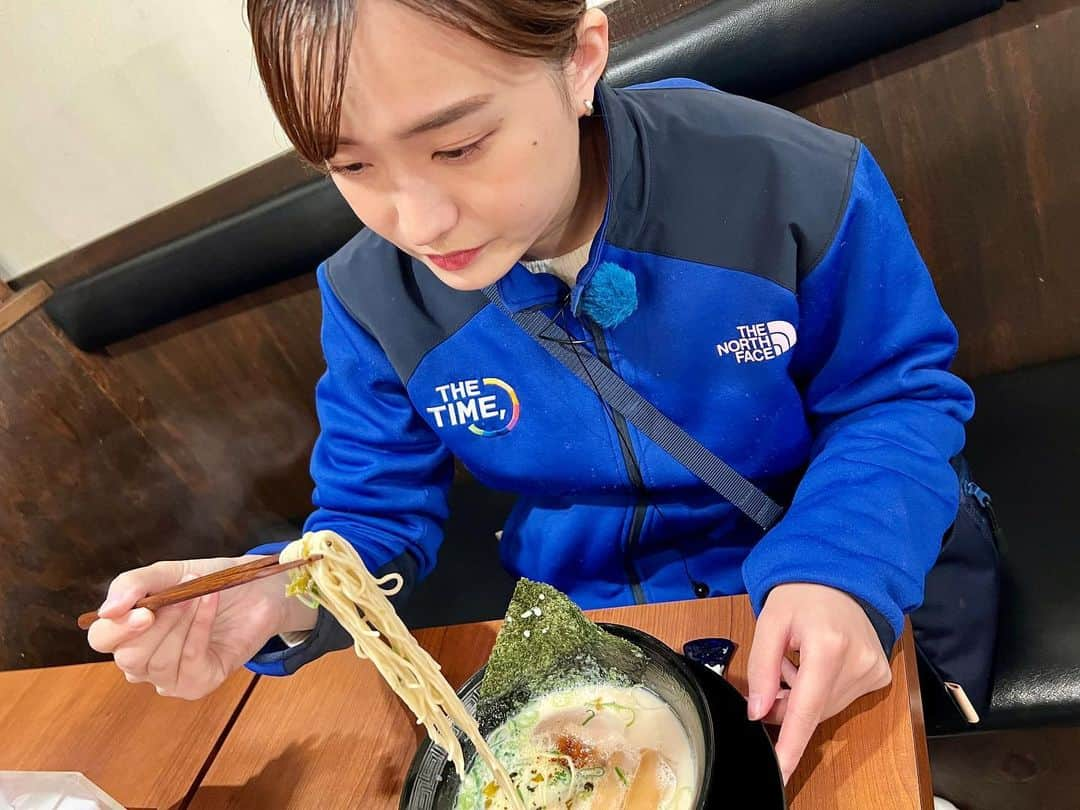 篠原梨菜さんのインスタグラム写真 - (篠原梨菜Instagram)「#水曜朝5時のラーメンtime 神奈川県厚木市本厚木駅近く だるまのめ本厚木店！ 朝6時まで営業。 1番人気のとんこつらぁ麺😋 クリーミーな豚骨スープは後味が意外にもあっさり！細麺もコシがあり食べ応え◎ 卓上の激辛高菜を加えると...パンチが効いて辛いもの好きにはたまらない！ #早朝グルメ #thetime_tbs #だるまのめ #とんこつらぁ麺  #辛子高菜  #本厚木グルメ  #tbs」3月1日 6時33分 - shinorinatbs