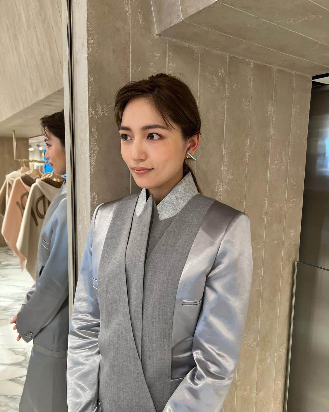 川口春奈さんのインスタグラム写真 - (川口春奈Instagram)「今日から3月。はや、、、 今日はFENDIのジャパンアンバサダー発表会でした。 先日ローマでFENDI本社やコレクションを見させていただきました。 職人さんの素晴らしい技術やプロダクトの機能性や質の高さ細部までこだわりと愛が詰まっていて本当に感動しました。これからもファッションを楽しみ、自由に、のびやかでいられたら🕊」3月1日 13時46分 - haruna_kawaguchi_official