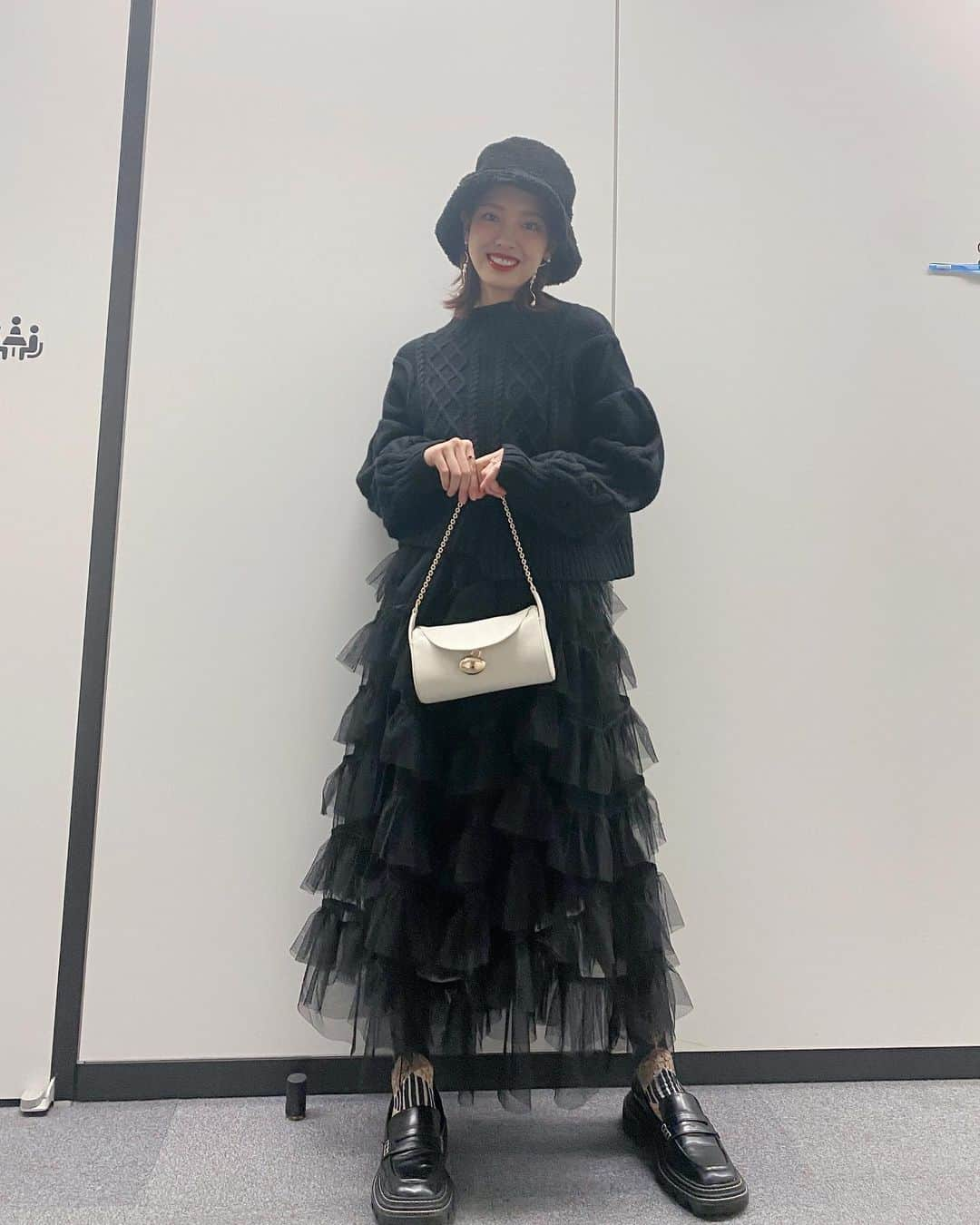 飯窪春菜さんのインスタグラム写真 - (飯窪春菜Instagram)「🤍🖤  先日の生配信の時の私服。 外カメラなんか曇っちゃった😹💭  tops @priveve_priveve  skirt @crayme_official  bag @cafune.official  shoes @charleskeith_jp」3月1日 16時37分 - harunaiikubo_official