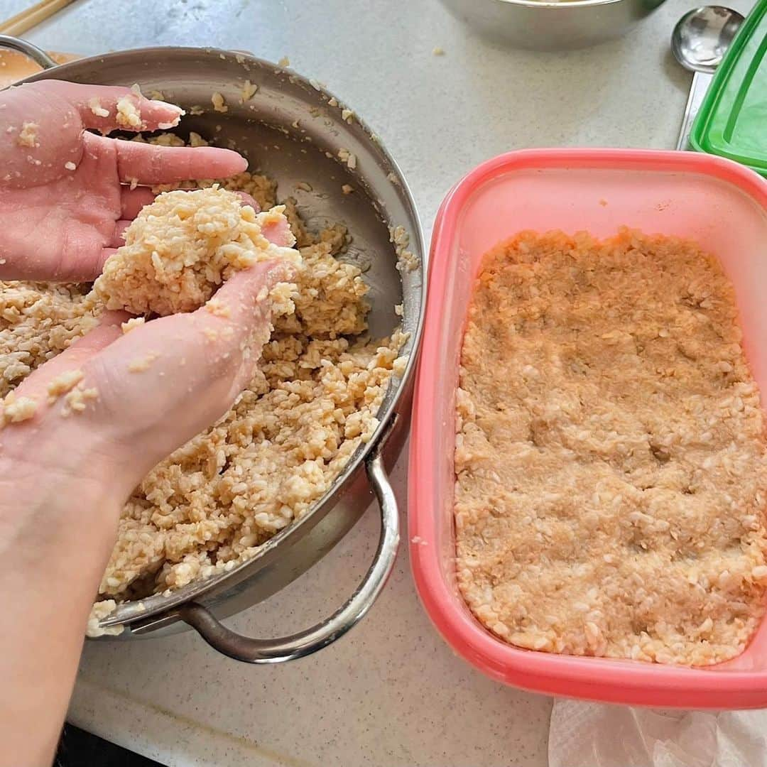 滝沢ななえさんのインスタグラム写真 - (滝沢ななえInstagram)「久しぶりの【ハニ飯🍴】 ハニ飯とは？ 滝沢のパートナーである ハニさん(@hani_hani1101)が作ってくれるご飯のこと。  この日のご飯は ・麹漬けの鶏ささみ ・大根のピクルス ・自家製味噌のおみそ汁 ・大根葉を使ったふりかけの混ぜご飯 こんな感じでした！  この日のハニ飯のすごいところは… なんといっても… ハニママの自家製味噌のおみそ汁の美味しさ！ これはすごい！👏  ⚠️ハニママはハニさんのお母さんのこと  ちなみに大根もハニママの育てた 完全オーガニックな大根！ (ハニママ趣味で畑やってます😲)  いやはや… 手間ひまかけてじっくり作った自家製味噌。 手間がかかってるだけある👏 味が濃いのってなんの！ 余計なもの入ってないし ナチュラルで安心安全。  と、いうわけで 2月にハニさんが実家に帰省したときに ハニママに味噌作り教室を開いてもらって 作り方を伝授してもらってました！👏  ハニさんが2月に作った味噌は 発酵させて年末の帰省のころに食べられるかな〜 という感じらしい！！！  ハニママに手作り味噌教室を開いてもらえないか お願いしてみようかなと思うくらいでした(笑)  #ハニ飯 #家庭料理 #手料理 #自家製味噌 #自炊」3月1日 16時48分 - nanaetakizawa