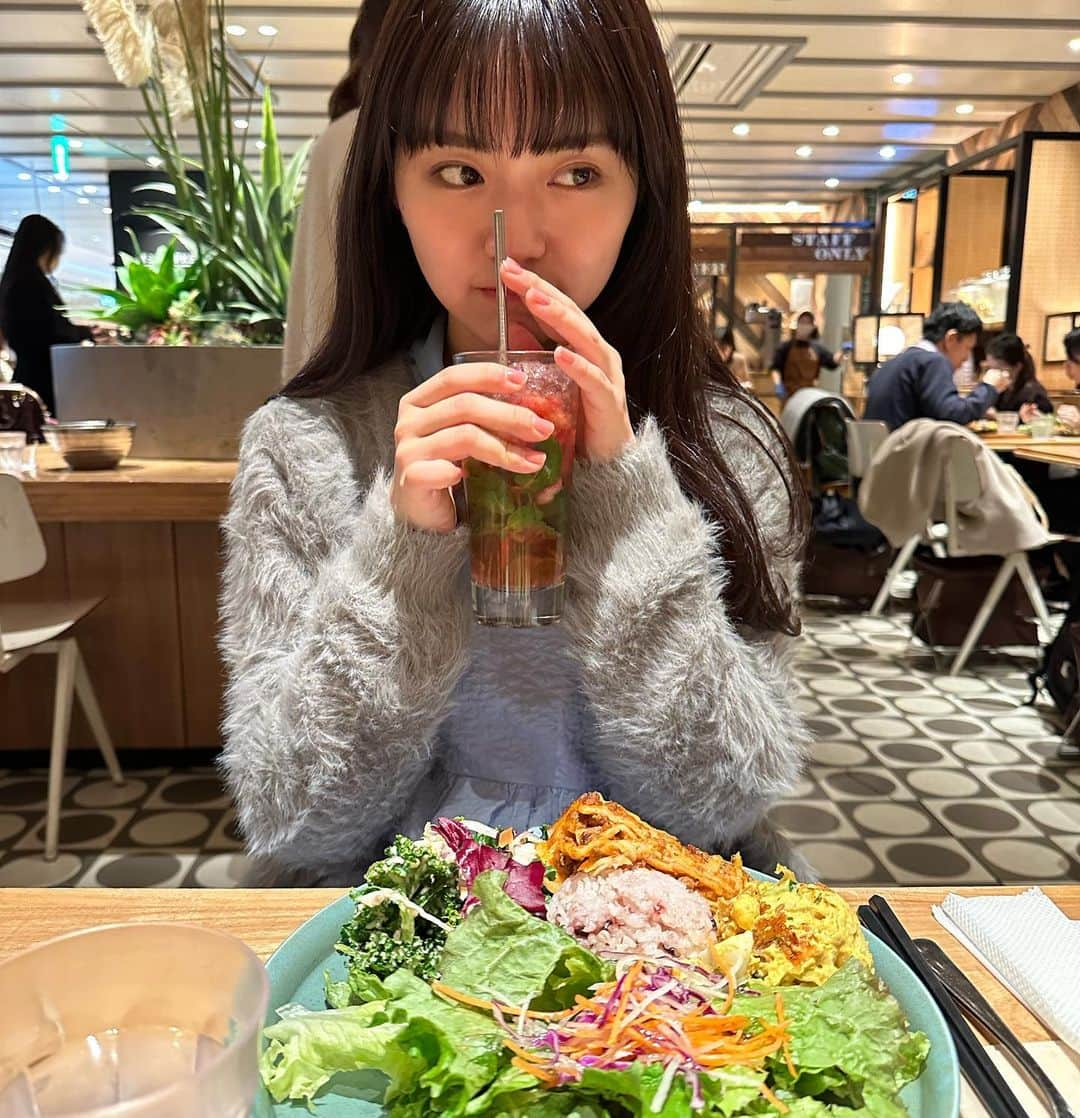 豊田留妃さんのインスタグラム写真 - (豊田留妃Instagram)「満足度高すぎるサラダデリプレートと初めてのモヒート🌱 どっちも美味しかった〜  #dinner #髪の毛切りたい染めたい」3月1日 16時49分 - runstagram_717