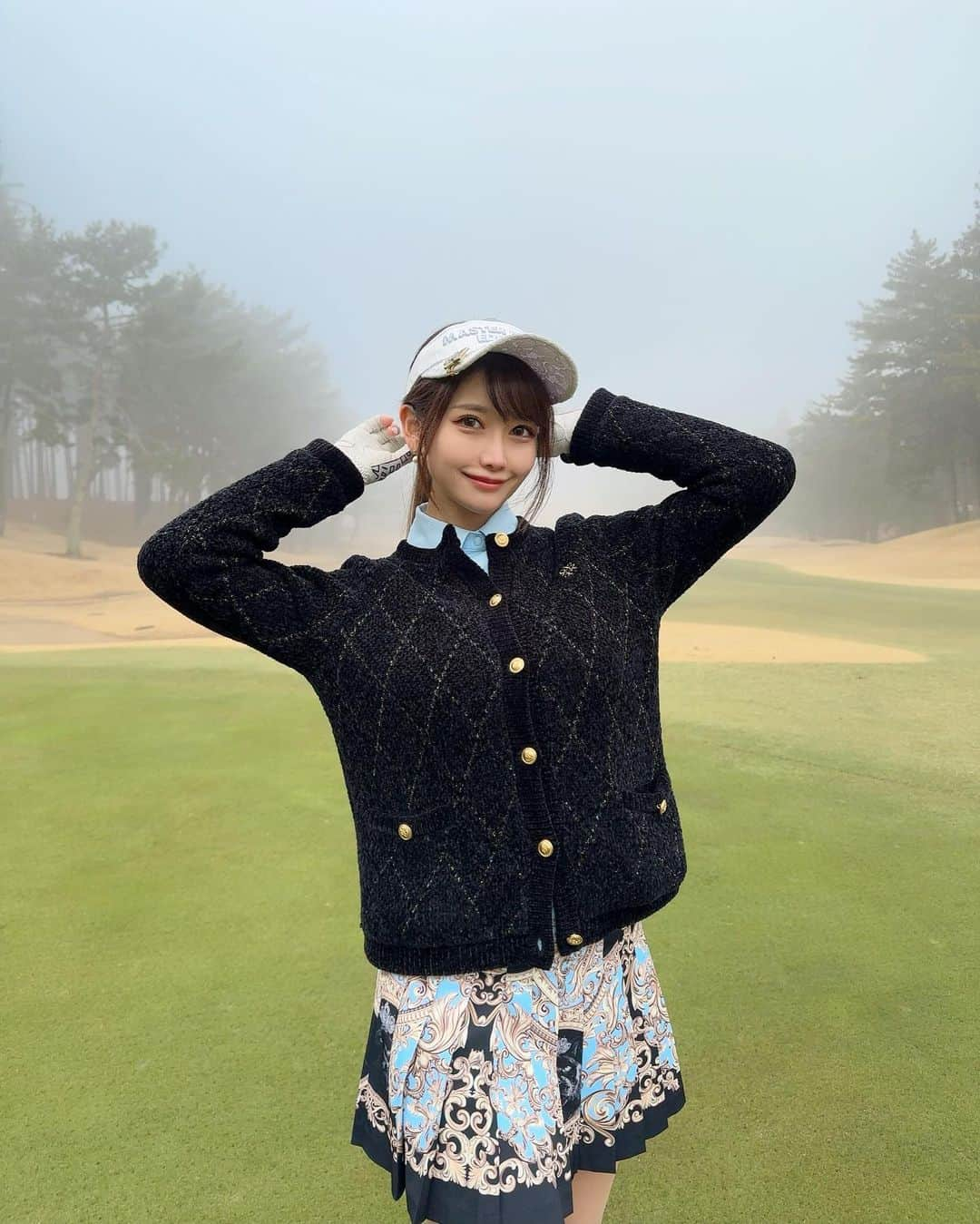 MAYUさんのインスタグラム写真 - (MAYUInstagram)「. 濃霧ゴルフだった日🌁⛳️💭 . 高速の途中からゴルフ場までの道のりもずっと霧が凄かったの！ こんなに霧に包まれたのは初めての経験だったなぁ🥺 . . #ゴルフ女子#ゴルフ#ゴルフウェア#ゴルフコーデ#セントアンドリュース#ユタゴルフ#pgm総成ゴルフクラブ#golf#golflife#golfaddict#golfcourse#golfclub#golfday#standrews#utaagolf#utaa#japanesegirl」3月1日 18時45分 - mayu.kina_golf