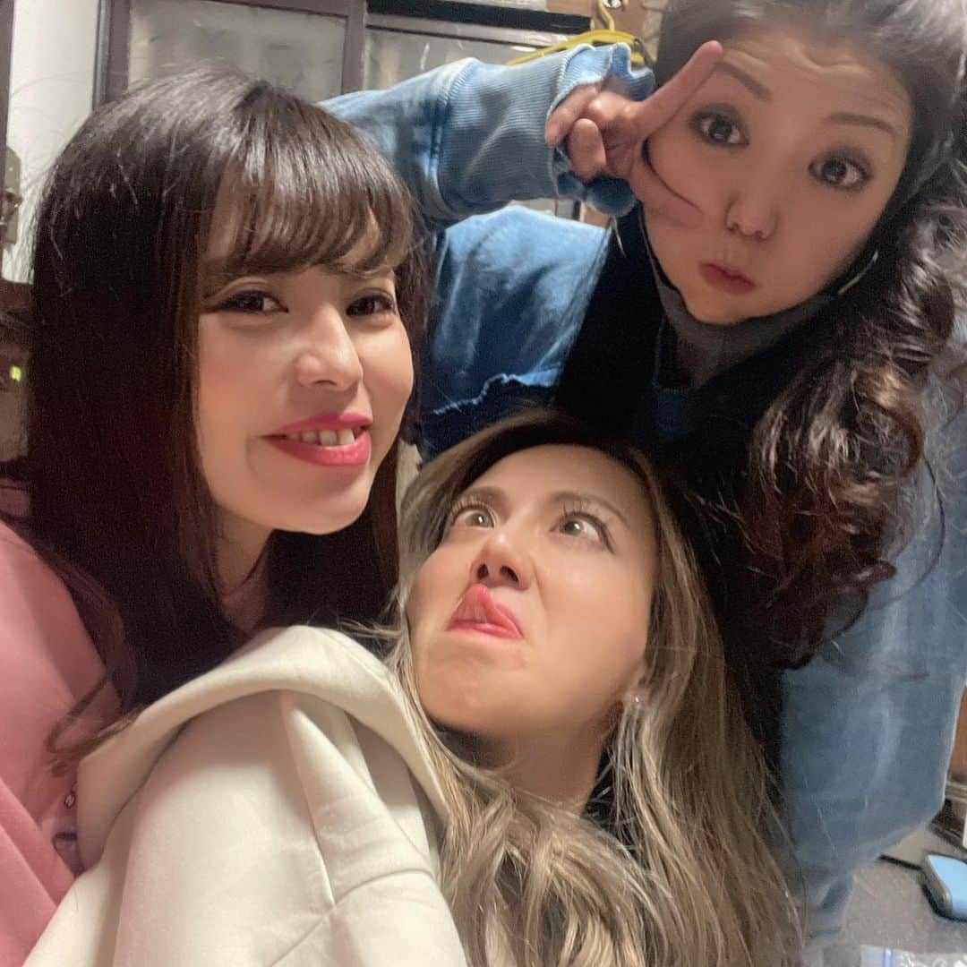 myumyuさんのインスタグラム写真 - (myumyuInstagram)「私のすべての元気の源🫰🏼💋  おかんと娘3人の晩酌  #神戸#神戸っ子#三宮#family#love#すっきゃねん #地元#家族#親友#夜ふかし」3月1日 18時52分 - myumyu_travel_bikini