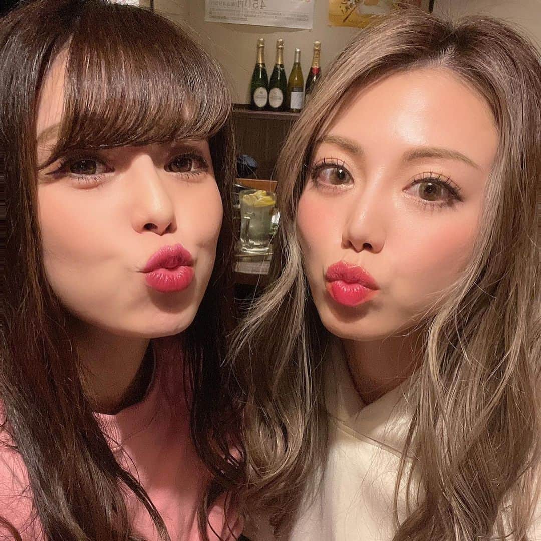 myumyuさんのインスタグラム写真 - (myumyuInstagram)「私のすべての元気の源🫰🏼💋  おかんと娘3人の晩酌  #神戸#神戸っ子#三宮#family#love#すっきゃねん #地元#家族#親友#夜ふかし」3月1日 18時52分 - myumyu_travel_bikini