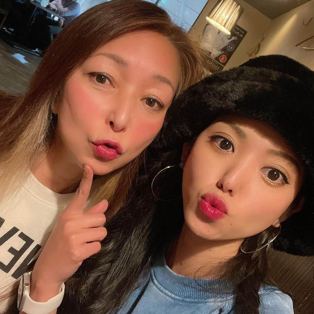 myumyuさんのインスタグラム写真 - (myumyuInstagram)「私のすべての元気の源🫰🏼💋  おかんと娘3人の晩酌  #神戸#神戸っ子#三宮#family#love#すっきゃねん #地元#家族#親友#夜ふかし」3月1日 18時52分 - myumyu_travel_bikini