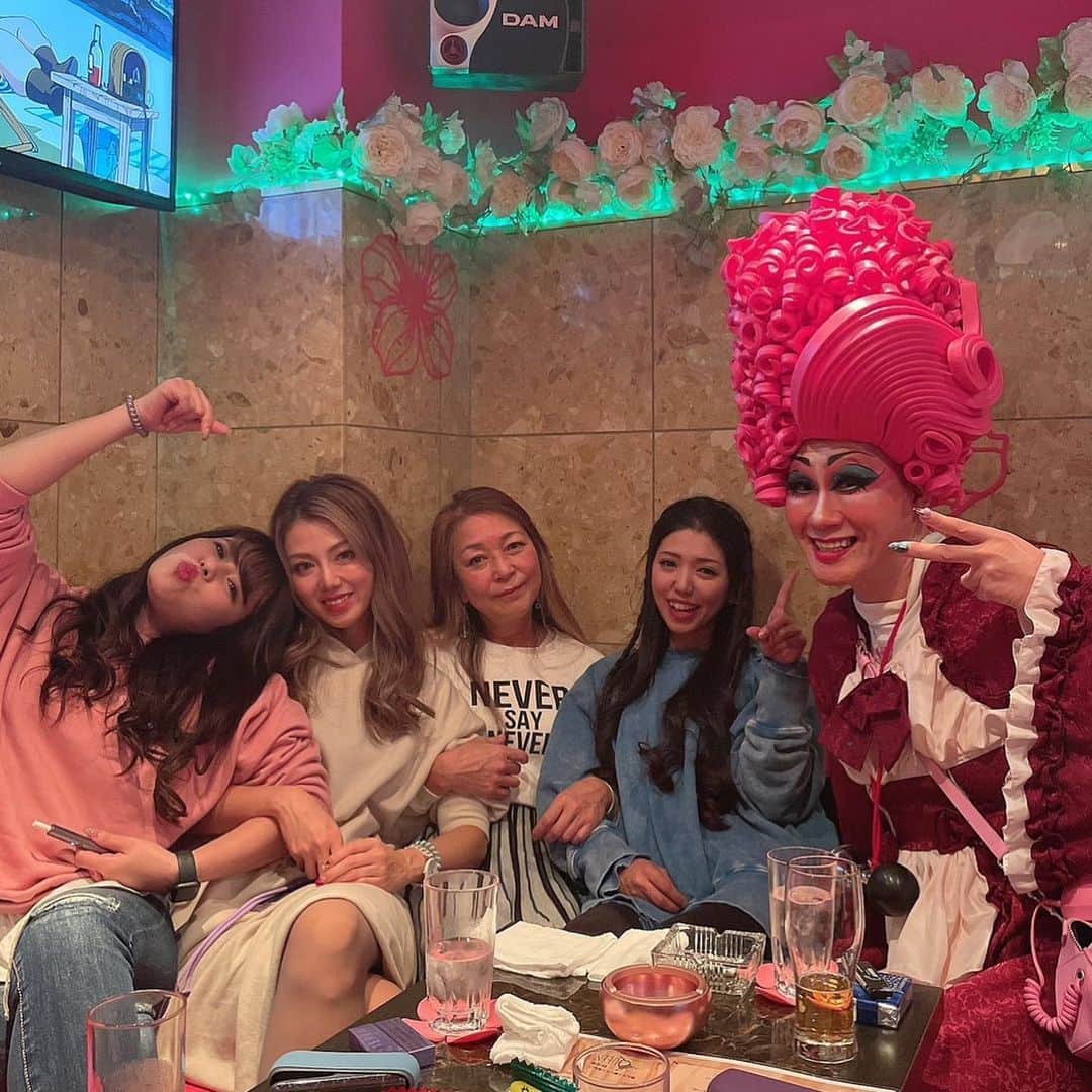 myumyuさんのインスタグラム写真 - (myumyuInstagram)「私のすべての元気の源🫰🏼💋  おかんと娘3人の晩酌  #神戸#神戸っ子#三宮#family#love#すっきゃねん #地元#家族#親友#夜ふかし」3月1日 18時52分 - myumyu_travel_bikini