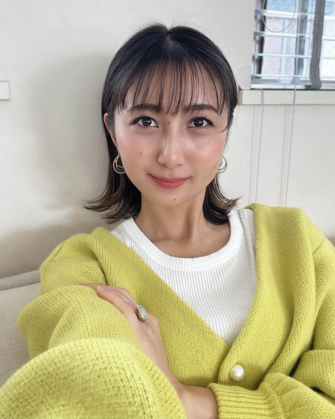 近藤夏子さんのインスタグラム写真 - (近藤夏子Instagram)「.   ポカポカな今日💛  パキッと元気の出るカラーのカーディガン🌻 パールボタンがキュンポイントです😍  tops…midor pants…elura heal…ZARA 　 　 . #私服 #かこの私服だよ」3月1日 18時54分 - kondokako0804