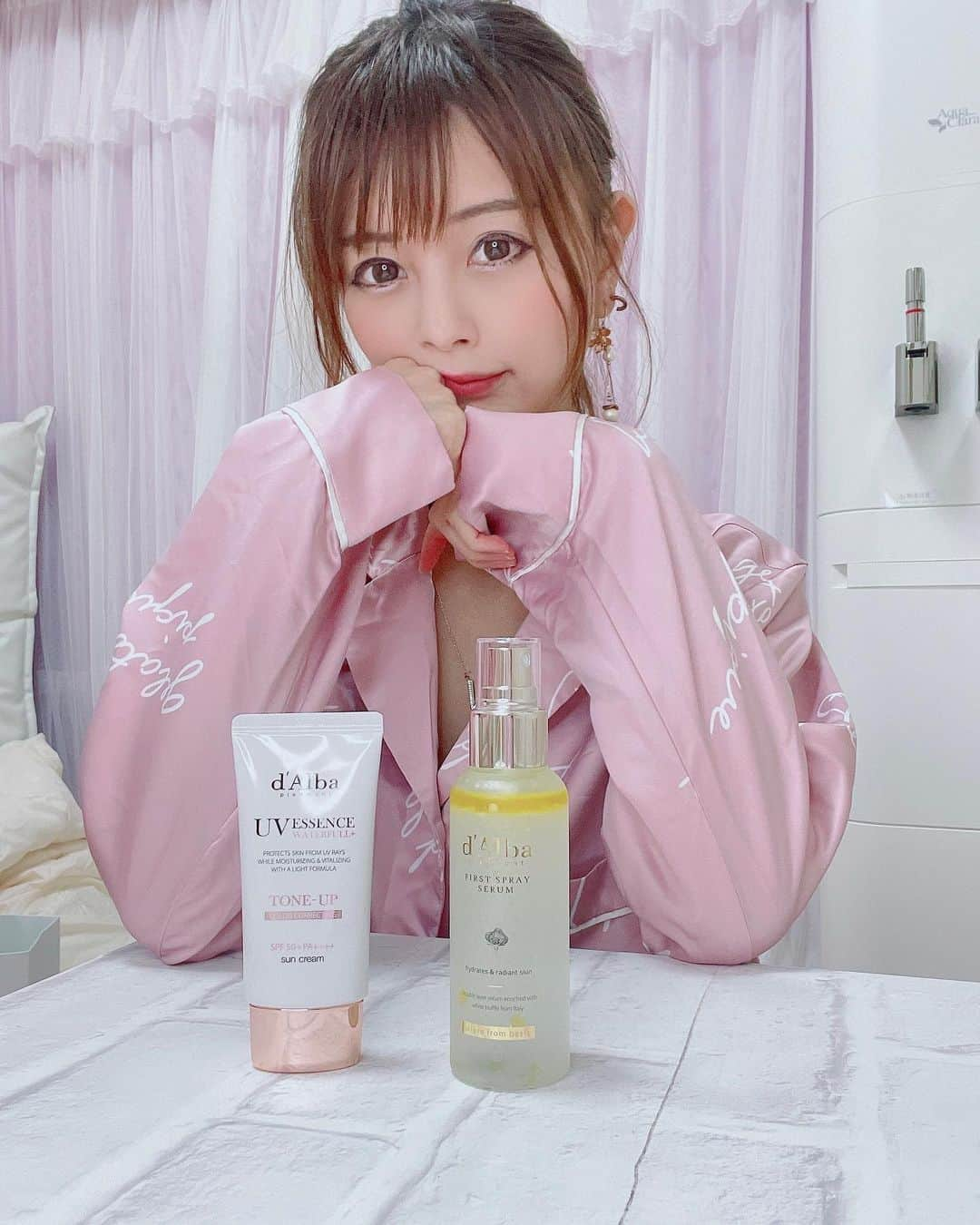 satomiさんのインスタグラム写真 - (satomiInstagram)「💄🛁🌸 ． new skincare🌸 ． 花粉症＆季節の変わり目でお肌荒れがちなのでヴィーガンアイテムを使うことにしました☁️ ． ①ホワイトトリュフ ファースト スプレーセラム🧴→霧状の二層タイプの保湿ミスト🤍洗顔後、数回振ってから軽く叩いてなじませるタイプ😊ミストタイプって本当楽⏰指が吸い付くぐらいもちもち☁ ・ ②日本限定バージョンでリニューアルトーンアップサンクリーム☀️→自然にトーンアップしてくれるだけでなくSPF50+PA++++で紫外線を遮断してくれるのに石鹼洗顔でも落とすことができるぐらいお肌に優しいのがお気に入り🤍 ． メガ割でお得に買えるの（@dalba_japan）でcheckしてみてね🔍 ・ #pr #ダルバ  #ダルバヴィーガン  #ヴィーガン #下地  #ミスト #保湿 #美容 #美肌」3月1日 19時25分 - saatoomii47