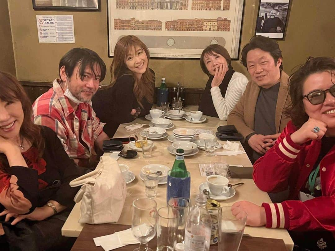 奈美悦子さんのインスタグラム写真 - (奈美悦子Instagram)「久しぶりに「イルペンティート」 美味しかった〜6種類のピザをみんなでペロリ😆お腹苦しい😆 #ピザ #ピッツア #イルペンティート #愉快な仲間たち #美味しい #楽しい #仲良し #よく食べよく笑う #食べ過ぎ  #お腹いっぱい #代々木」3月1日 20時26分 - nami.etsuko