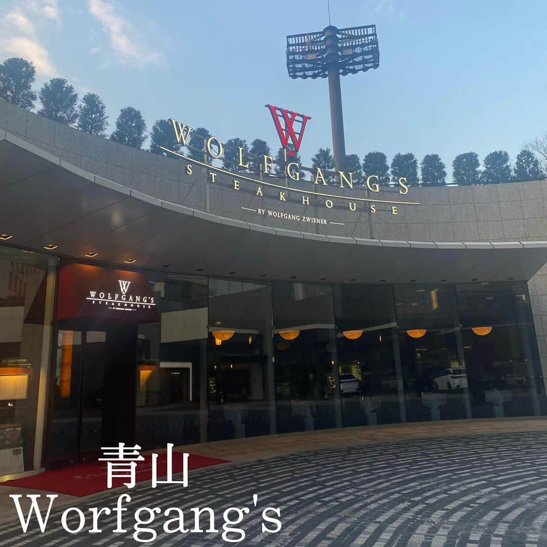 モラレスしれなさんのインスタグラム写真 - (モラレスしれなInstagram)「📍Worfgang's Steakhouse 大好きなステーキ屋さん♡ 出会ったのはLAだけど 日本でもお世話になってます🥴  お通しで出てくるパンは バターも美味しすぎるから食べ過ぎ注意やで。 言うてる自分が1番食べてるこれ毎回💞 今回はロブスターと 青山店だけでしか食べれない あか牛ヒレステーキも食べれ幸せ  その他、 シーザーサラダ ガーリックライス ロブスターマックンチーズ ホワイトアスパラガス マカロニチーズもオススメです 全部やwww  #ウルフギャング #wolfgang #ステーキ #wolfgangsteakhouse #青山グルメ  #ロブスター #lobster  #マッケンチーズ #macaroniandcheese」3月1日 20時32分 - keinarosario