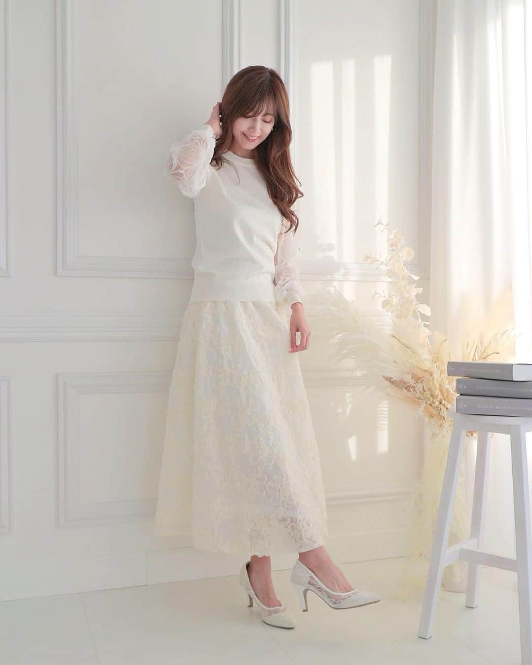 池田るりさんのインスタグラム写真 - (池田るりInstagram)「. @chou_chou_ma_cheri で今日このあと21時から発売の pearl sire sleeve knite tops× flower race flare skirt の新作アイテムでコーデ✨ . トップスはオーガンジーのお花にパールが施されていたり、スカートは立体感のある花柄だったり、細かいところまで可愛い🤗✨ 昨日今日とぽかぽかだったから、春服が活躍してくれて嬉しいです🌸  . . . .  #chouchoumacheri #シュシュマシェリ #シュシュコーデ　 #3th  #3周年 #ノベルティ #クーポン」3月1日 20時43分 - ruri_ikeda