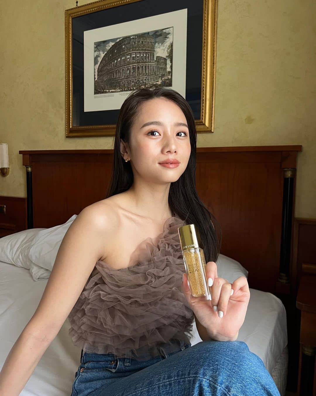 伊原葵さんのインスタグラム写真 - (伊原葵Instagram)「GUERLAIN PARURE GOLD 25K PRIMER🐝✨  3月1日、ゲランを象徴するファンデーションライン、パリュールゴールド から99%スキンケアベースのまるで美容液のようなメイクアッププライマー「パリュール ゴールド 24K プライマー」が発売です♡  見てるだけでキラキラでワクワクしちゃう🤩  24K配合の繊細なゴールドフレークが、ツヤと輝きを与えてくれて、高い保湿力も魅力の1本です✨  プライマーに24K配合だよー😮‍💨🌟 ツヤツヤなお肌作っちゃおーっ🫶🏻   @guerlain #ゲラン #パリュールゴールド #24Kプライマー #ad」3月1日 21時03分 - aoi186