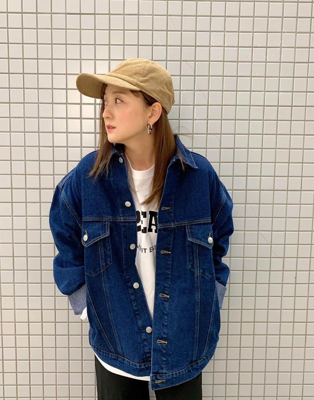 小松彩夏さんのインスタグラム写真 - (小松彩夏Instagram)「⁡ ⁡ 昨日のインスタライブ観てくださったみなさん ありがとうございました😎 ⁡ 昨日からから @502easy の新作の 予約が開始しました👏👏👏✨✨ ⁡ ⁡ ☑︎ #085　502EASY カレッジロゴBigサイズロンT ⁡ 502EASY春の新作🌸 カレッジロゴBigサイズロンTになります✨ ⁡ ☑︎ #084　502EASY デニムジャケット ⁡ 今回はライトアウターとして使いやすいGジャン✨502らしいビックシルエットのサイズ感で、背中に入ったペイント風の502EASYのプリントロゴがポイント😎 ⁡ ロンTとデニムジャケットの相性もバッチリでおすすめです👍 ⁡ そしてそして‼️✨ ⁡ @502easy が今月で2周年を迎えます✨ ⁡ そしてインスタライブ内でもお知らせしましたが【502EASY 2nd.Anniversary EVENT】が決定しましたー‼️🎉 ⁡ ブランドの2周年をみんなでお祝いするプライベートなパーティとなります🎉 (お土産付き) (新商品の先行販売もあり) ⁡ こちら早速沢山の ご予約ありがとうございます🥺✨ ⁡ 詳しくは @502easy のアカウントを チェックしてください😎✨ ⁡ みなさんにお会い出来るのを 楽しみにしています❣️ ⁡ ⁡ #502EASYコーデ #小松彩夏 #こまっちゃん #ストリート系女子 #ストリートファッション #ストリートコーデ #カジュアルファッション #カジュアルコーデ #春コーデ #大人ストリート #ボーイッシュコーデ#大人カジュアル #古着女子 #ボーイッシュ女子 #ボーイッシュ #ロンT #」3月1日 21時40分 - official_ayaka_502
