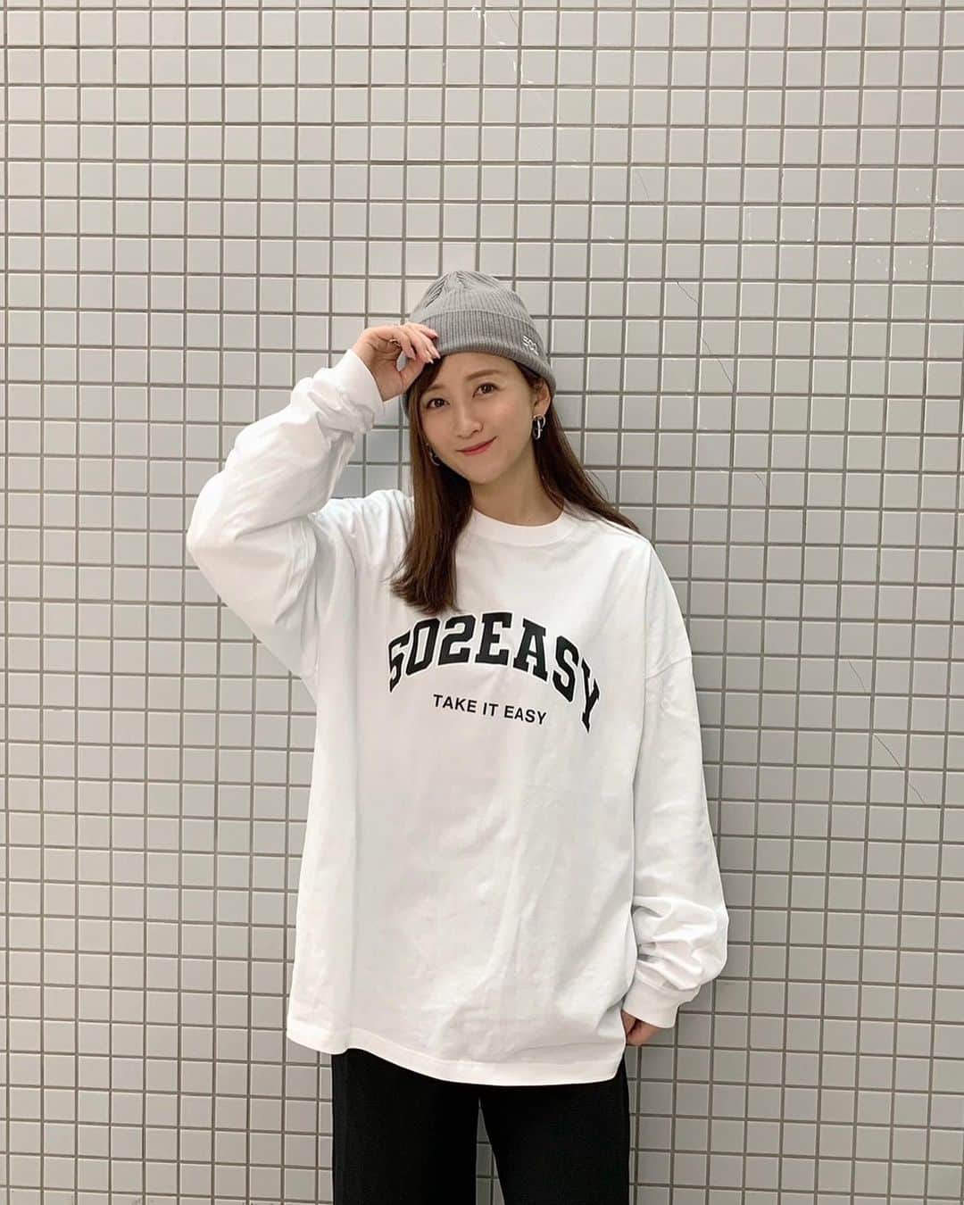小松彩夏さんのインスタグラム写真 - (小松彩夏Instagram)「⁡ ⁡ 昨日のインスタライブ観てくださったみなさん ありがとうございました😎 ⁡ 昨日からから @502easy の新作の 予約が開始しました👏👏👏✨✨ ⁡ ⁡ ☑︎ #085　502EASY カレッジロゴBigサイズロンT ⁡ 502EASY春の新作🌸 カレッジロゴBigサイズロンTになります✨ ⁡ ☑︎ #084　502EASY デニムジャケット ⁡ 今回はライトアウターとして使いやすいGジャン✨502らしいビックシルエットのサイズ感で、背中に入ったペイント風の502EASYのプリントロゴがポイント😎 ⁡ ロンTとデニムジャケットの相性もバッチリでおすすめです👍 ⁡ そしてそして‼️✨ ⁡ @502easy が今月で2周年を迎えます✨ ⁡ そしてインスタライブ内でもお知らせしましたが【502EASY 2nd.Anniversary EVENT】が決定しましたー‼️🎉 ⁡ ブランドの2周年をみんなでお祝いするプライベートなパーティとなります🎉 (お土産付き) (新商品の先行販売もあり) ⁡ こちら早速沢山の ご予約ありがとうございます🥺✨ ⁡ 詳しくは @502easy のアカウントを チェックしてください😎✨ ⁡ みなさんにお会い出来るのを 楽しみにしています❣️ ⁡ ⁡ #502EASYコーデ #小松彩夏 #こまっちゃん #ストリート系女子 #ストリートファッション #ストリートコーデ #カジュアルファッション #カジュアルコーデ #春コーデ #大人ストリート #ボーイッシュコーデ#大人カジュアル #古着女子 #ボーイッシュ女子 #ボーイッシュ #ロンT #」3月1日 21時40分 - official_ayaka_502