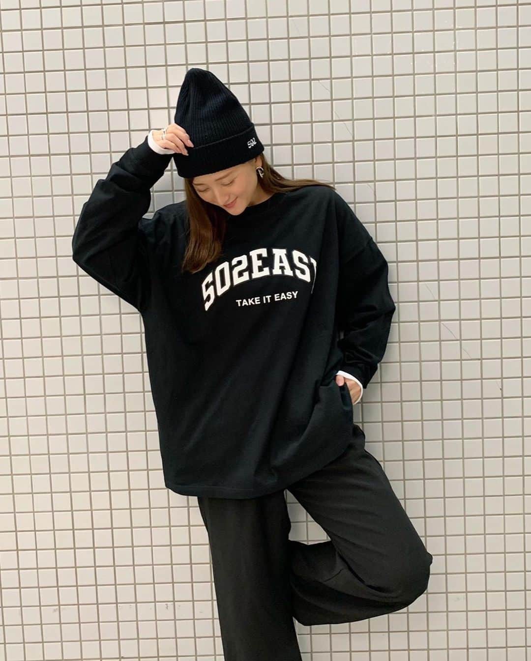 小松彩夏さんのインスタグラム写真 - (小松彩夏Instagram)「⁡ ⁡ 昨日のインスタライブ観てくださったみなさん ありがとうございました😎 ⁡ 昨日からから @502easy の新作の 予約が開始しました👏👏👏✨✨ ⁡ ⁡ ☑︎ #085　502EASY カレッジロゴBigサイズロンT ⁡ 502EASY春の新作🌸 カレッジロゴBigサイズロンTになります✨ ⁡ ☑︎ #084　502EASY デニムジャケット ⁡ 今回はライトアウターとして使いやすいGジャン✨502らしいビックシルエットのサイズ感で、背中に入ったペイント風の502EASYのプリントロゴがポイント😎 ⁡ ロンTとデニムジャケットの相性もバッチリでおすすめです👍 ⁡ そしてそして‼️✨ ⁡ @502easy が今月で2周年を迎えます✨ ⁡ そしてインスタライブ内でもお知らせしましたが【502EASY 2nd.Anniversary EVENT】が決定しましたー‼️🎉 ⁡ ブランドの2周年をみんなでお祝いするプライベートなパーティとなります🎉 (お土産付き) (新商品の先行販売もあり) ⁡ こちら早速沢山の ご予約ありがとうございます🥺✨ ⁡ 詳しくは @502easy のアカウントを チェックしてください😎✨ ⁡ みなさんにお会い出来るのを 楽しみにしています❣️ ⁡ ⁡ #502EASYコーデ #小松彩夏 #こまっちゃん #ストリート系女子 #ストリートファッション #ストリートコーデ #カジュアルファッション #カジュアルコーデ #春コーデ #大人ストリート #ボーイッシュコーデ#大人カジュアル #古着女子 #ボーイッシュ女子 #ボーイッシュ #ロンT #」3月1日 21時40分 - official_ayaka_502
