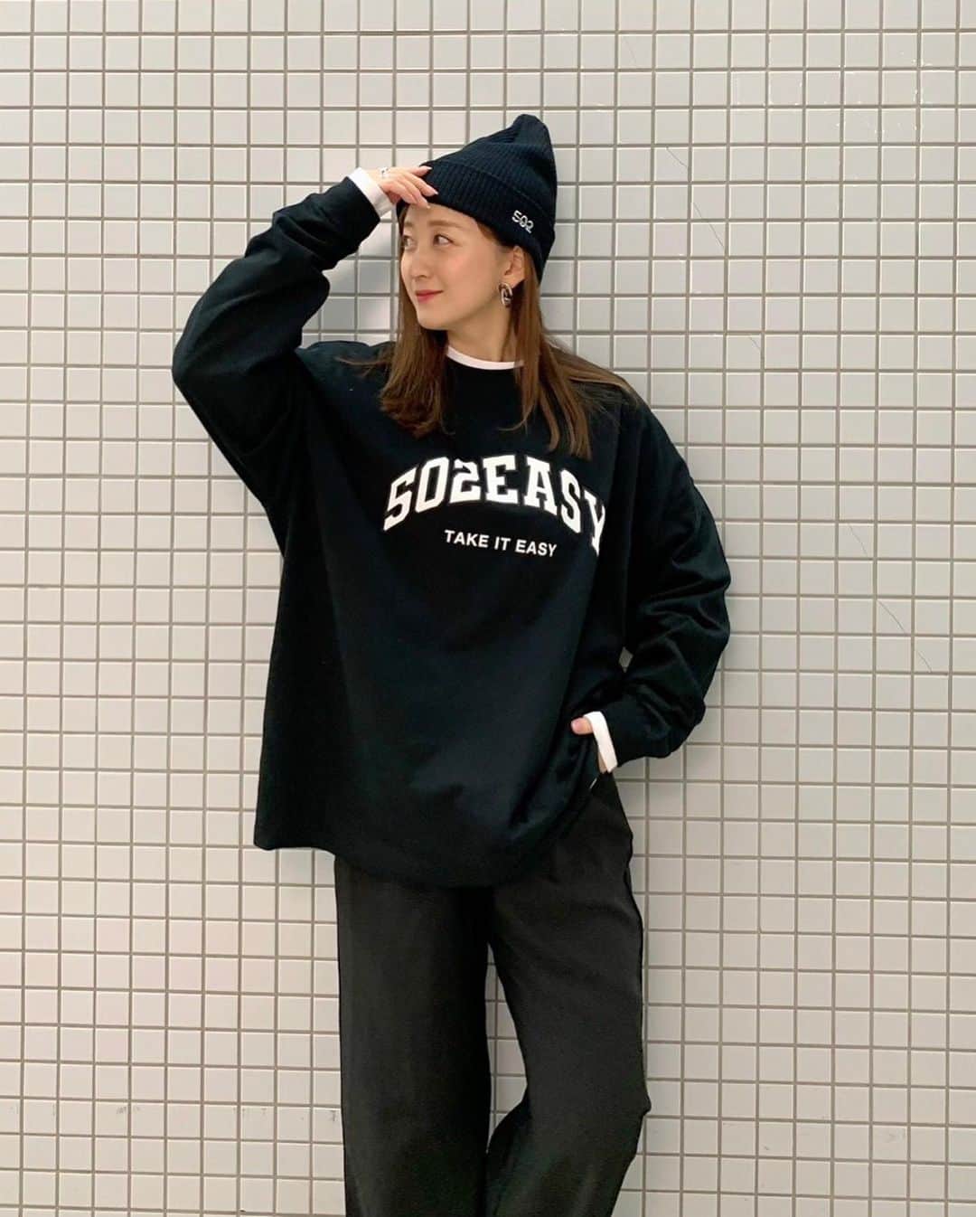 小松彩夏さんのインスタグラム写真 - (小松彩夏Instagram)「⁡ ⁡ 昨日のインスタライブ観てくださったみなさん ありがとうございました😎 ⁡ 昨日からから @502easy の新作の 予約が開始しました👏👏👏✨✨ ⁡ ⁡ ☑︎ #085　502EASY カレッジロゴBigサイズロンT ⁡ 502EASY春の新作🌸 カレッジロゴBigサイズロンTになります✨ ⁡ ☑︎ #084　502EASY デニムジャケット ⁡ 今回はライトアウターとして使いやすいGジャン✨502らしいビックシルエットのサイズ感で、背中に入ったペイント風の502EASYのプリントロゴがポイント😎 ⁡ ロンTとデニムジャケットの相性もバッチリでおすすめです👍 ⁡ そしてそして‼️✨ ⁡ @502easy が今月で2周年を迎えます✨ ⁡ そしてインスタライブ内でもお知らせしましたが【502EASY 2nd.Anniversary EVENT】が決定しましたー‼️🎉 ⁡ ブランドの2周年をみんなでお祝いするプライベートなパーティとなります🎉 (お土産付き) (新商品の先行販売もあり) ⁡ こちら早速沢山の ご予約ありがとうございます🥺✨ ⁡ 詳しくは @502easy のアカウントを チェックしてください😎✨ ⁡ みなさんにお会い出来るのを 楽しみにしています❣️ ⁡ ⁡ #502EASYコーデ #小松彩夏 #こまっちゃん #ストリート系女子 #ストリートファッション #ストリートコーデ #カジュアルファッション #カジュアルコーデ #春コーデ #大人ストリート #ボーイッシュコーデ#大人カジュアル #古着女子 #ボーイッシュ女子 #ボーイッシュ #ロンT #」3月1日 21時40分 - official_ayaka_502