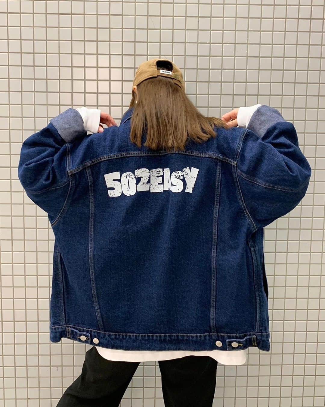 小松彩夏さんのインスタグラム写真 - (小松彩夏Instagram)「⁡ ⁡ 昨日のインスタライブ観てくださったみなさん ありがとうございました😎 ⁡ 昨日からから @502easy の新作の 予約が開始しました👏👏👏✨✨ ⁡ ⁡ ☑︎ #085　502EASY カレッジロゴBigサイズロンT ⁡ 502EASY春の新作🌸 カレッジロゴBigサイズロンTになります✨ ⁡ ☑︎ #084　502EASY デニムジャケット ⁡ 今回はライトアウターとして使いやすいGジャン✨502らしいビックシルエットのサイズ感で、背中に入ったペイント風の502EASYのプリントロゴがポイント😎 ⁡ ロンTとデニムジャケットの相性もバッチリでおすすめです👍 ⁡ そしてそして‼️✨ ⁡ @502easy が今月で2周年を迎えます✨ ⁡ そしてインスタライブ内でもお知らせしましたが【502EASY 2nd.Anniversary EVENT】が決定しましたー‼️🎉 ⁡ ブランドの2周年をみんなでお祝いするプライベートなパーティとなります🎉 (お土産付き) (新商品の先行販売もあり) ⁡ こちら早速沢山の ご予約ありがとうございます🥺✨ ⁡ 詳しくは @502easy のアカウントを チェックしてください😎✨ ⁡ みなさんにお会い出来るのを 楽しみにしています❣️ ⁡ ⁡ #502EASYコーデ #小松彩夏 #こまっちゃん #ストリート系女子 #ストリートファッション #ストリートコーデ #カジュアルファッション #カジュアルコーデ #春コーデ #大人ストリート #ボーイッシュコーデ#大人カジュアル #古着女子 #ボーイッシュ女子 #ボーイッシュ #ロンT #」3月1日 21時40分 - official_ayaka_502