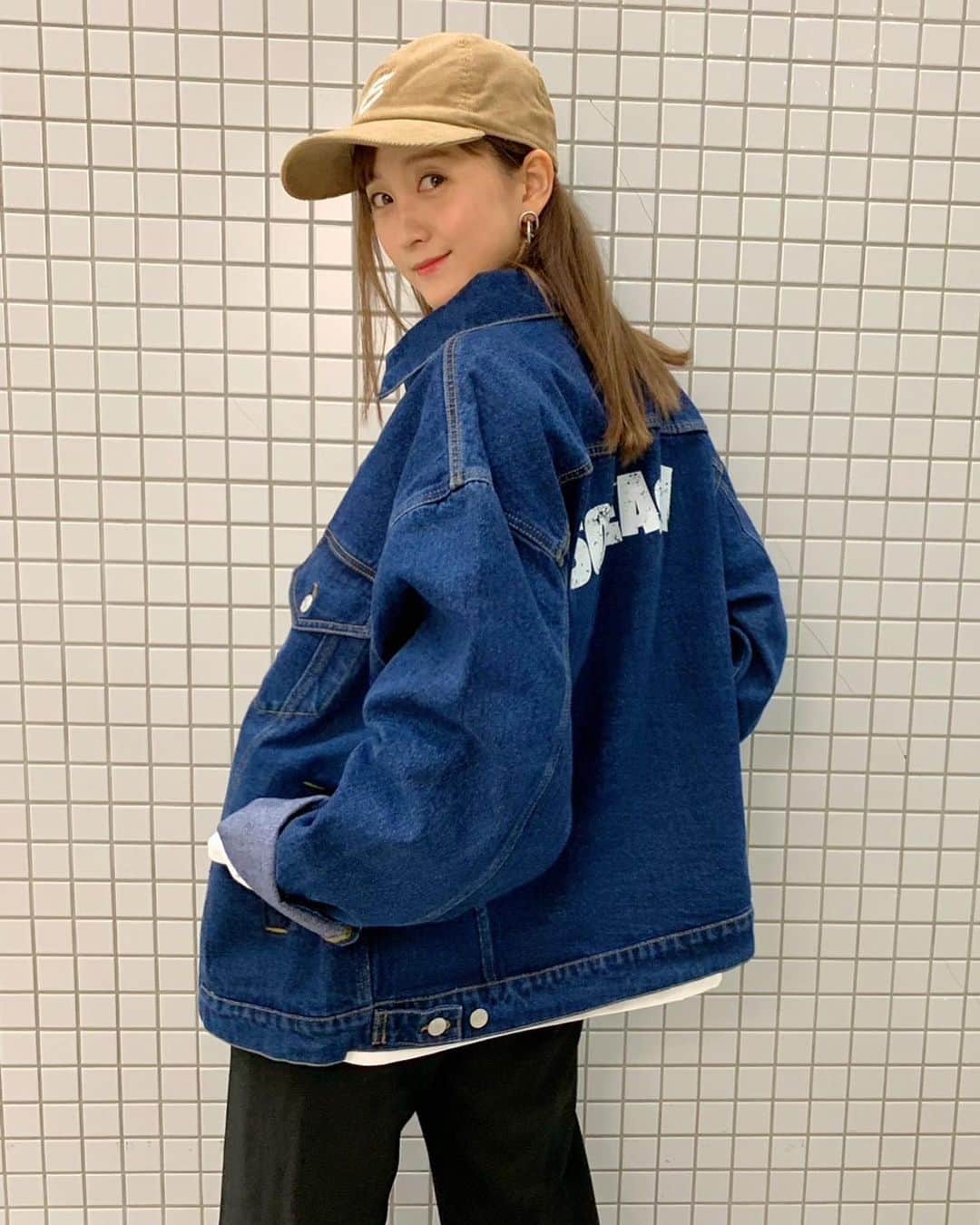 小松彩夏さんのインスタグラム写真 - (小松彩夏Instagram)「⁡ ⁡ 昨日のインスタライブ観てくださったみなさん ありがとうございました😎 ⁡ 昨日からから @502easy の新作の 予約が開始しました👏👏👏✨✨ ⁡ ⁡ ☑︎ #085　502EASY カレッジロゴBigサイズロンT ⁡ 502EASY春の新作🌸 カレッジロゴBigサイズロンTになります✨ ⁡ ☑︎ #084　502EASY デニムジャケット ⁡ 今回はライトアウターとして使いやすいGジャン✨502らしいビックシルエットのサイズ感で、背中に入ったペイント風の502EASYのプリントロゴがポイント😎 ⁡ ロンTとデニムジャケットの相性もバッチリでおすすめです👍 ⁡ そしてそして‼️✨ ⁡ @502easy が今月で2周年を迎えます✨ ⁡ そしてインスタライブ内でもお知らせしましたが【502EASY 2nd.Anniversary EVENT】が決定しましたー‼️🎉 ⁡ ブランドの2周年をみんなでお祝いするプライベートなパーティとなります🎉 (お土産付き) (新商品の先行販売もあり) ⁡ こちら早速沢山の ご予約ありがとうございます🥺✨ ⁡ 詳しくは @502easy のアカウントを チェックしてください😎✨ ⁡ みなさんにお会い出来るのを 楽しみにしています❣️ ⁡ ⁡ #502EASYコーデ #小松彩夏 #こまっちゃん #ストリート系女子 #ストリートファッション #ストリートコーデ #カジュアルファッション #カジュアルコーデ #春コーデ #大人ストリート #ボーイッシュコーデ#大人カジュアル #古着女子 #ボーイッシュ女子 #ボーイッシュ #ロンT #」3月1日 21時40分 - official_ayaka_502