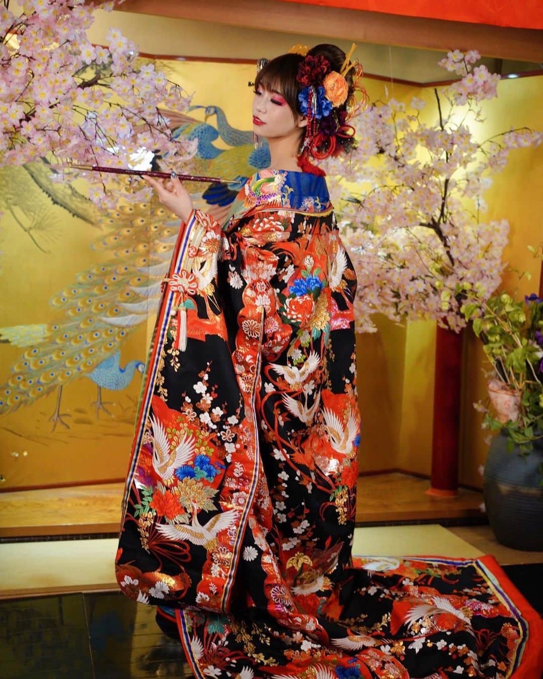 小坂田純奈さんのインスタグラム写真 - (小坂田純奈Instagram)「京都で花魁体験してきた☺️❤️‍🔥 何枚目の写真が好き？？  普段しないメイクに派手な着物でめちゃくちゃ映えるし楽しかった👼🏻 何気に高校生ぶりの花魁体験🫶🏻  祇園のそばでアクセスも良いし、凄くありがたい🥺 京都で花魁体験したい人はチェックしてみてな！！  PR @oiran_studio_karin #花りん #京都花魁 #花魁 #花魁体験 #京都体験 #京都着物 #花魁撮影 #京都観光 #トリドリベース #京都観光 #京都旅行 #ショート女子 #着物女子 #着物ヘア #着物ショートヘア」3月1日 22時07分 - official_junata