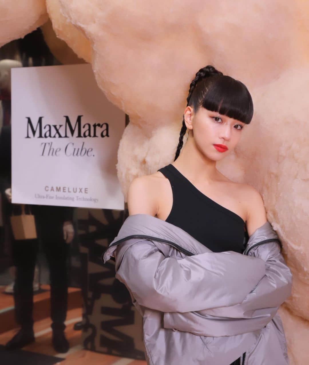 Hinaさんのインスタグラム写真 - (HinaInstagram)「ㅤㅤㅤㅤㅤㅤㅤㅤㅤㅤㅤㅤㅤ  MaxMara 表参道店にて"CAMELUXE"をフィーチャーしたポップアップイベントへお邪魔しました！  CAMELUXEはコートの製作時に生まれるキャメルヘアの端材をアップサイクルし暖かい断熱素材を創り出して生まれたMaxMara独自のアップサイクル素材です。軽いのに暖かくて、着心地にびっくりでした😖 また、学生さんとのアートプロジェクトを実施していて、受賞された学生さんのアートワークも実際に見ることができてとても感銘を受けました☁️  ポップアップは3月7日まで開催されているので是非体感してください☺︎  @maxmara #MaxMaraTheCube #Cameluxe #MaxMara」3月1日 22時18分 - hina_faky