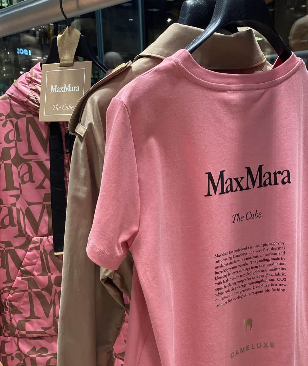 Hinaさんのインスタグラム写真 - (HinaInstagram)「ㅤㅤㅤㅤㅤㅤㅤㅤㅤㅤㅤㅤㅤ  MaxMara 表参道店にて"CAMELUXE"をフィーチャーしたポップアップイベントへお邪魔しました！  CAMELUXEはコートの製作時に生まれるキャメルヘアの端材をアップサイクルし暖かい断熱素材を創り出して生まれたMaxMara独自のアップサイクル素材です。軽いのに暖かくて、着心地にびっくりでした😖 また、学生さんとのアートプロジェクトを実施していて、受賞された学生さんのアートワークも実際に見ることができてとても感銘を受けました☁️  ポップアップは3月7日まで開催されているので是非体感してください☺︎  @maxmara #MaxMaraTheCube #Cameluxe #MaxMara」3月1日 22時18分 - hina_faky